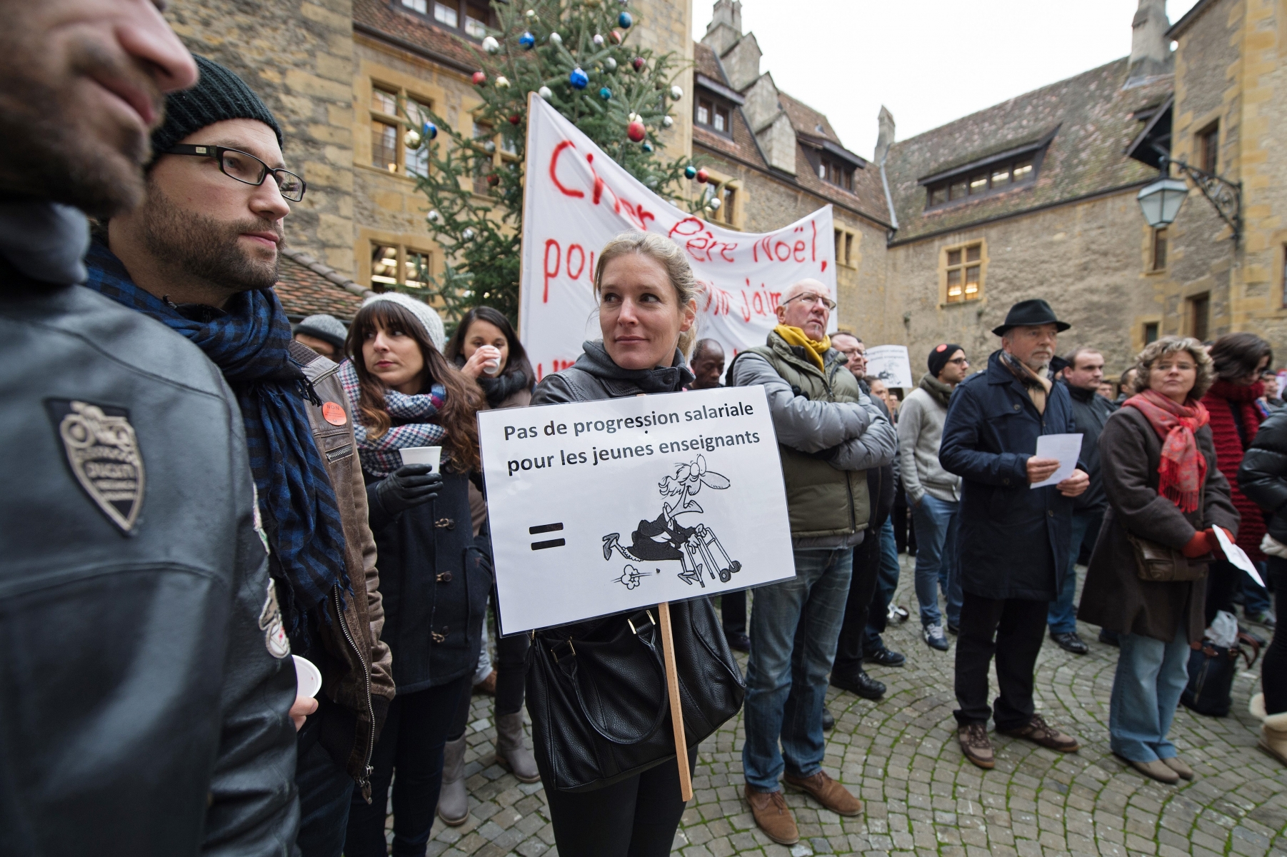 Enseignants (grevistes ou non) et employes de la fonction publique manifestent au Chateau ou s'est ouverte la session du budget 2015. Un budget que les manifestants appellent a refuser.
 
Neuchatel, 02 12  2014
PHOTO DAVID MARCHON