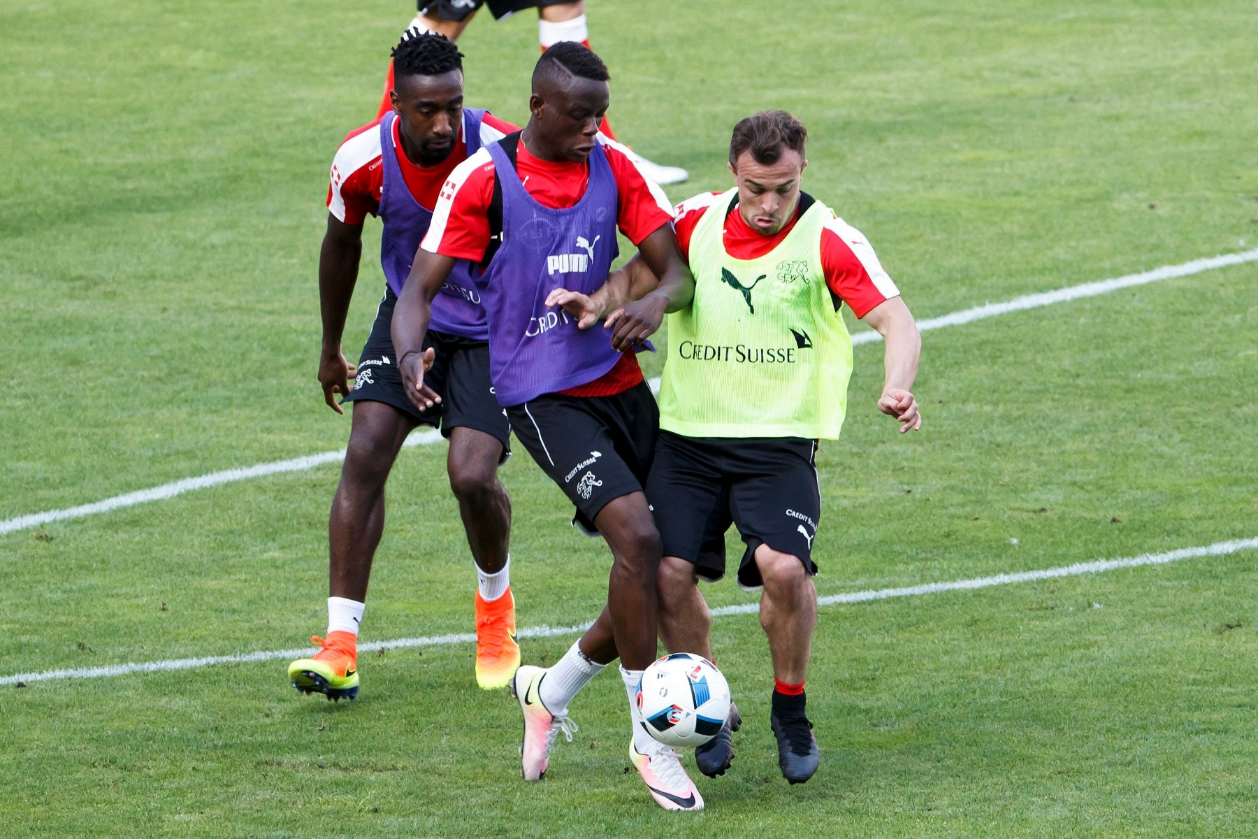 Switzerland's players Denis Zakaria, center, and Xherdan Shaqiri, right, vie for the ball past Johan Djourou, left, during a training session of the national soccer team of Switzerland one day before an international friendly test match against Belgium, at the stade de Geneve stadium, in Geneva, Switzerland, Friday, May 27, 2016. The Switzerland national soccer team prepares for the UEFA Euro 2016 that will take place from June 10 to July 10, 2016 in France. (KEYSTONE/Salvatore Di Nolfi) SWITZERLAND SOCCER TEAM SWITZERLAND TRAINING