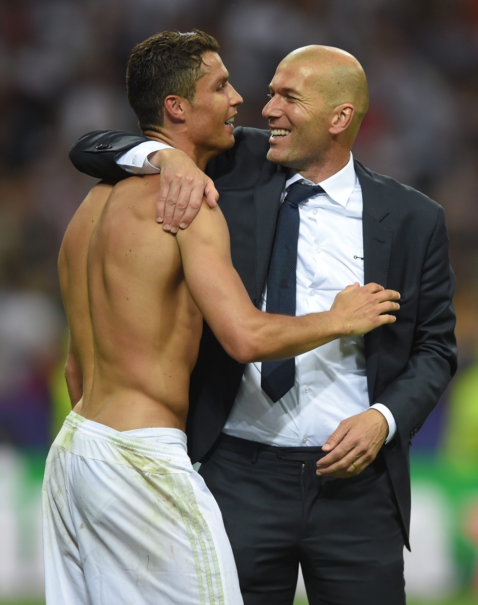 epa05334879 Real's Cristiano Ronaldo (L) celebrates with his coach Zinedine Zidane after winning the penalty shootout of the UEFA Champions League Final between Real Madrid and Atletico Madrid at the Giuseppe Meazza stadium in Milan, Italy, 28 May 2016.  EPA/PETER POWELL ITALY SOCCER UEFA CHAMPIONS LEAGUE FINAL 2016