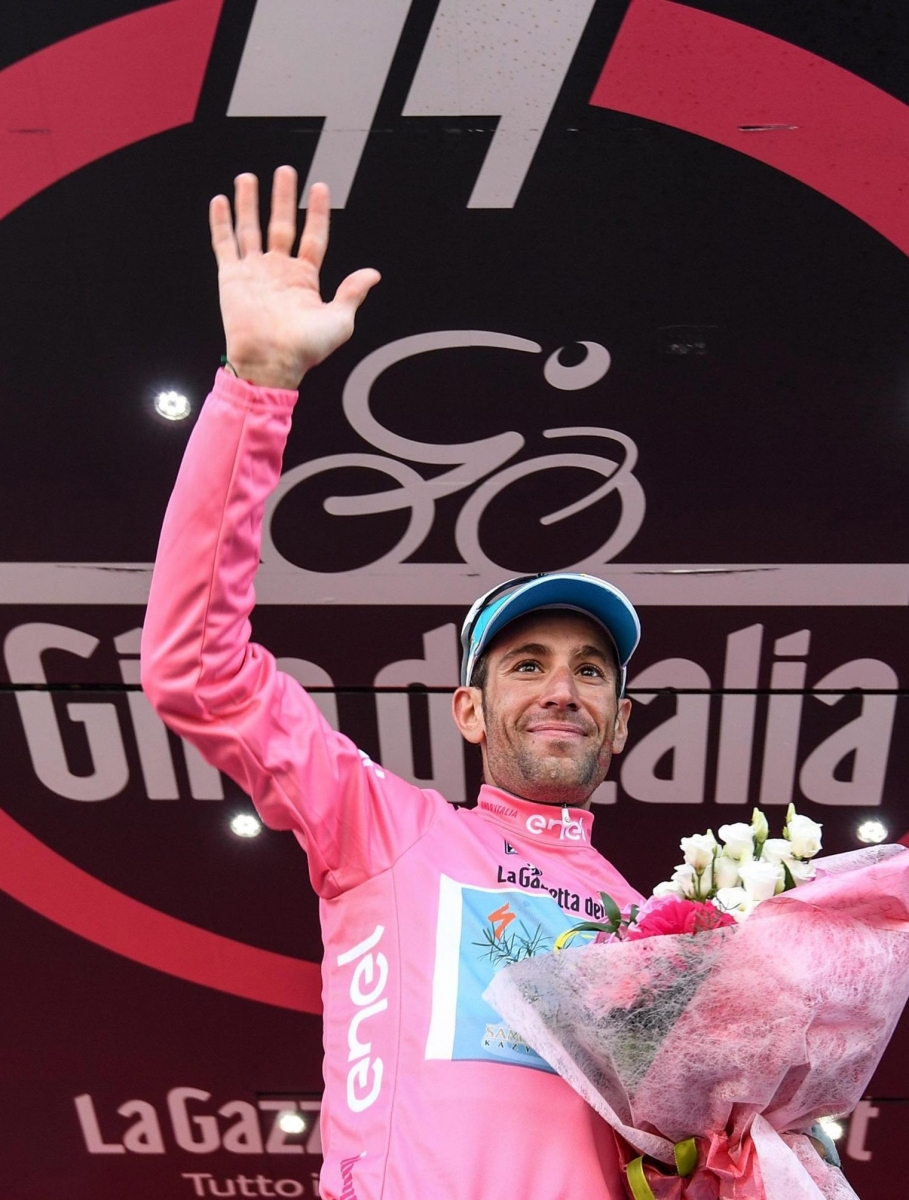 epa05334173 Italian Vincenzo Nibali of Astana Pro team celebrates on the podium wearing the overall leader's pink jersey after the 20th stage of the Giro d'Italia 2016 from Guillestre to Sant'Anna di Vinadio, Italy, 28 May 2016.  EPA/ALESSANDRO DI MEO ITALY CYCLING GIRO D'ITALIA
