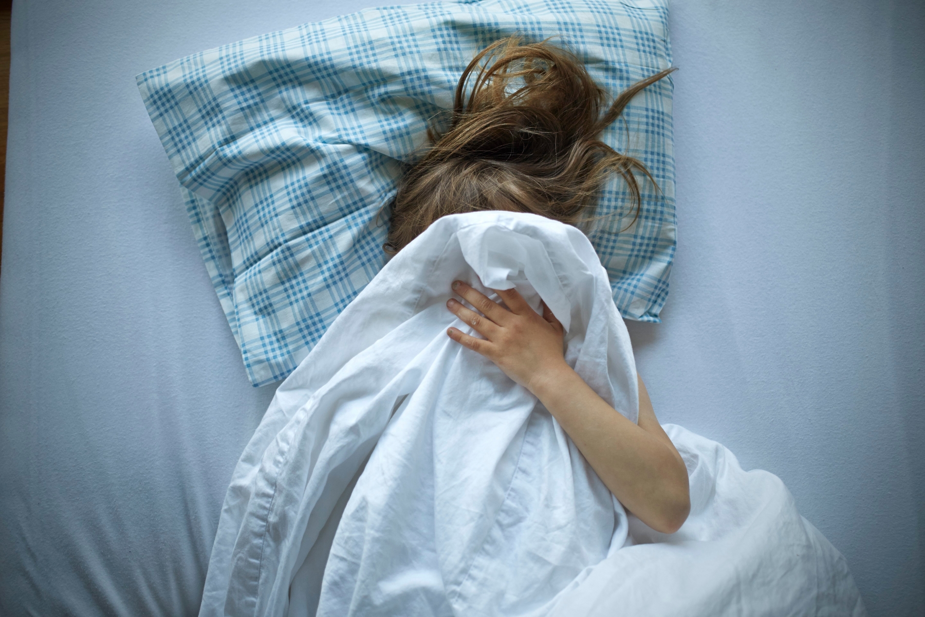 [ Symbolic Image, Posed Picture, Model Released ]  - Girl lying in a bed, hiding her face. - Girl, child, body, bed, crying, abused, hide, looking for understanding,    (Photo by KEYSTONE/Leo Thal) 



[ Gestellte Aufnahme, Symbolbild, Model Released ] Kindesmissbrauch, Kindsmissbrauch, Maedchen, Kind, Bett, Hilferuf, Schutz suchend,    (KEYSTONE/Leo Thal) SCHWEIZ KINDESMISSBRAUCH