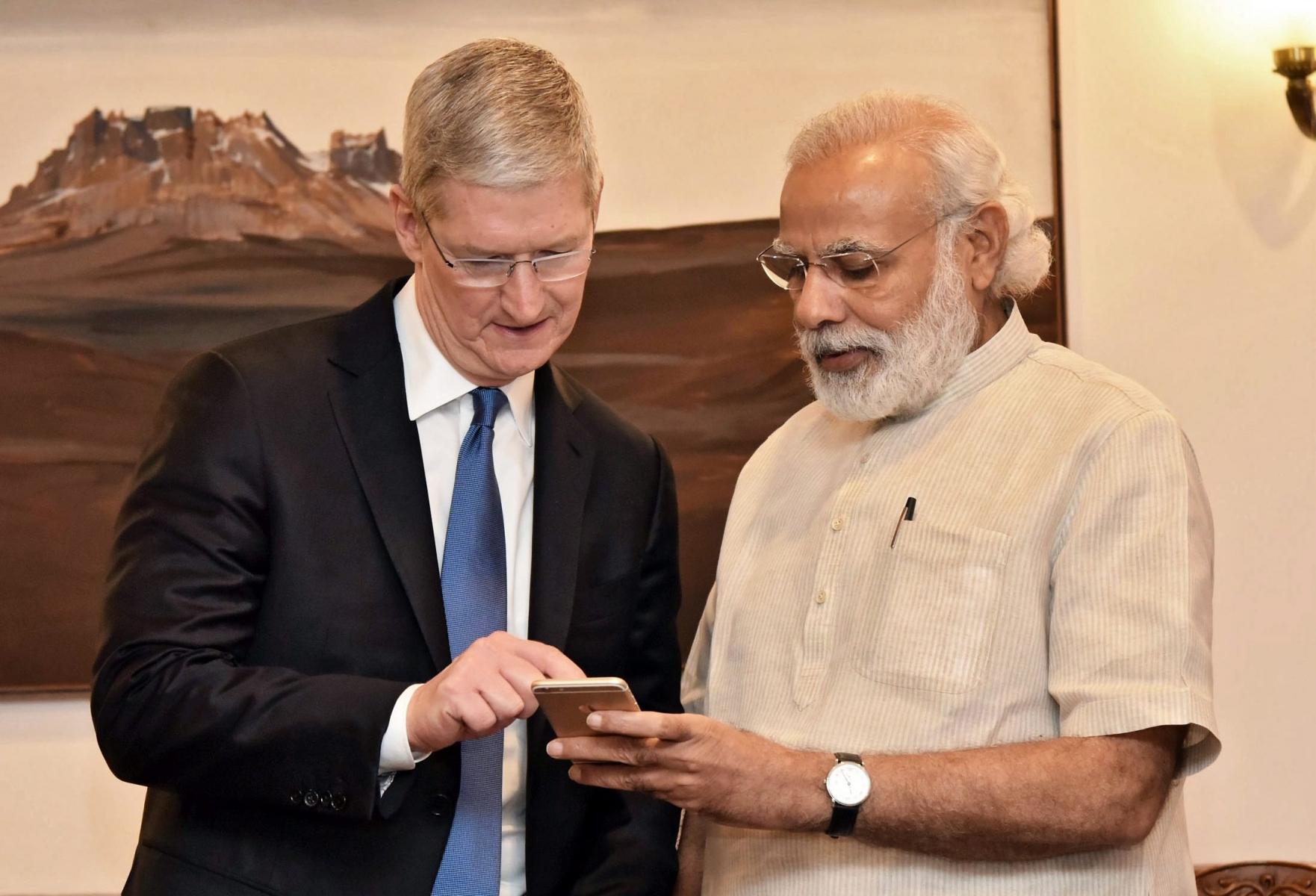 epa05321305 A handout photograph released by the Indian Press Information Bureau (PIB) shows Apple Chief Executive Officer Tim Cook (L), during a meeting with the Indian Prime Minister Narendra Modi (R) in New Delhi, India, 21 May 2016. Cook is on a four-day visit to India.  EPA/GOVERNMENT OF INDIA / HANDOUT PRESS INFORMATION BUREAU, GOVERNMENT OF INDIA/HANDOUT EDITORIAL USE ONLY/NO SALES/NO ARCHIVES HANDOUT EDITORIAL USE ONLY/NO SALES/NO ARCHIVES INDIA TIM COOK VISIT