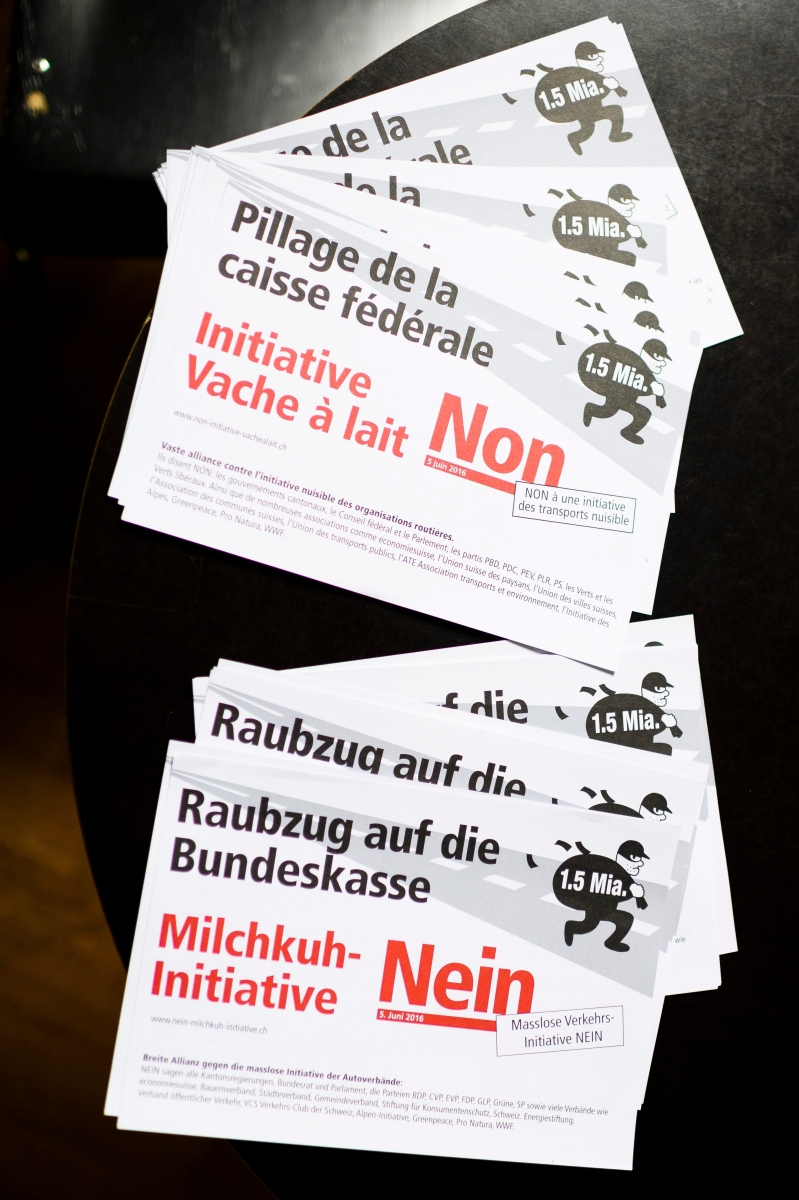 Flyer am Abstimmungstreff der Gegner der Milchkuhinitiative im Progr in Bern, am Sonntag, 5. Juni 2016. Das eidgenoessische Stimmvolk hatte am heutigen Abstimmungssonntag ueber fuenf Vorlagen, unter anderem die Initiative ''fuer eine faire Verkehrsfinanzierung (Milchkuh-Initiative)'' zu befinden. (KEYSTONE/Manuel Lopez) SCHWEIZ EIDGENOESSISCHE ABSTIMMUNGEN MILCHKUH GEGNER