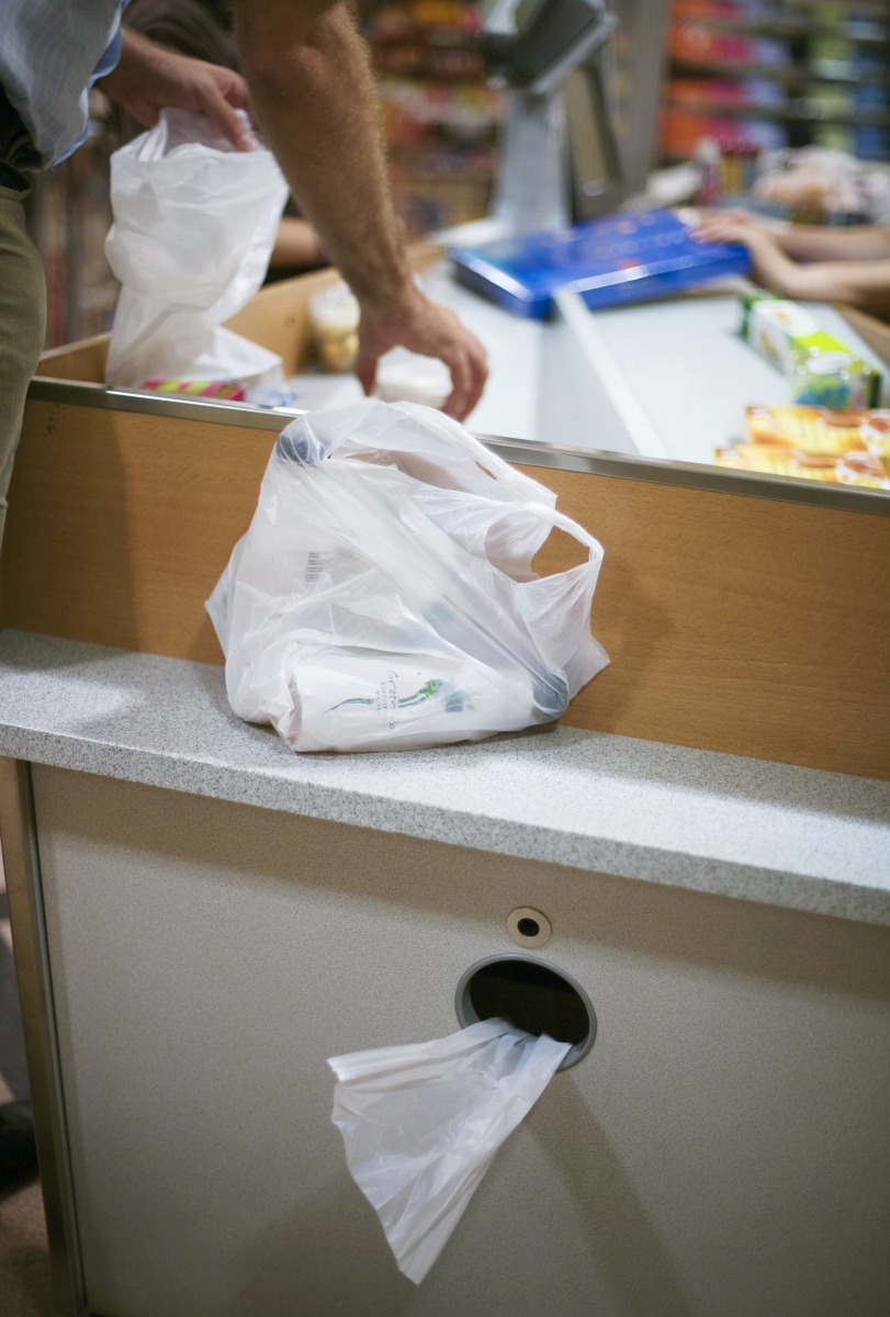 THEMENBILD ----Ein Kunde packt am 9. Juli 2008 an einer Kasse der Migros-Filiale am Limmatplatz in Zuerich, Schweiz, seine Einkaeufe in kleine Plastiksaecke. Laeden duerfen in der Schweiz kuenftig keine Wegwerf- Plastiksaecke mehr abgeben. Nach dem Nationalrat hat sich auch der Staenderat am Donnerstag, 13. Dezember 2012 fuer ein Verbot ausgesprochen. Er nahm eine Motion von Dominique de Buman (CVP/FR) mit 18 zu 17 Stimmen an. (KEYSTONE/Gaetan Bally) SCHWEIZ SESSION PLASTIKSAECKE