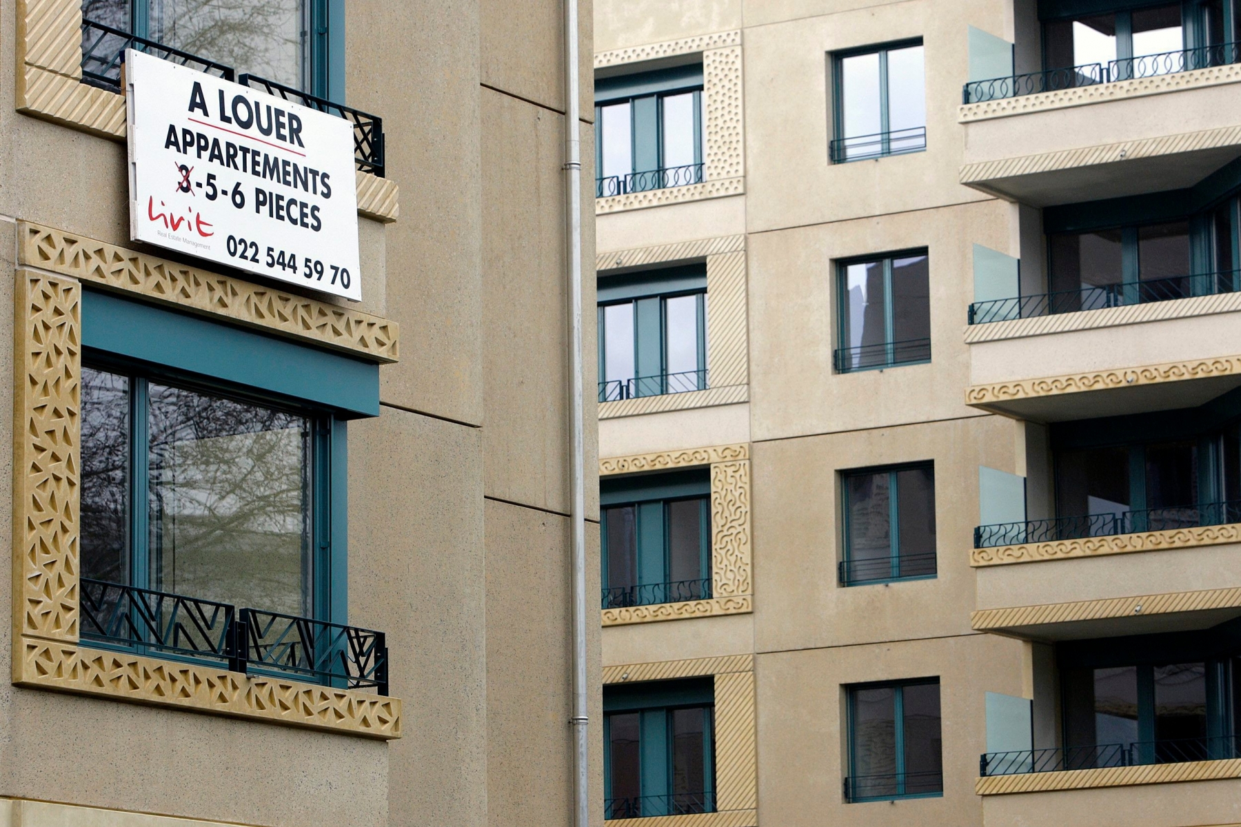 ARCHIV --- ZUM ENTSCHEID DES NATIONALRATES VOM MONTAG, 25. MAI 2009, AUF DAS NEUE MIETRECHT NICHT EINZUTRETEN, STELLEN WIR IHNEN FOLGENDES BILD ZUR VERFUEGUNG. - Un panneau "A Louer Appartement" est pose sur la facade d'un immeuble situe a l'avenue d'Aire, ce vendredi 11 avril 2008 a Geneve. (KEYSTONE/Salvatore Di Nolfi) SCHWEIZ NATIONALRAT MIETRECHT