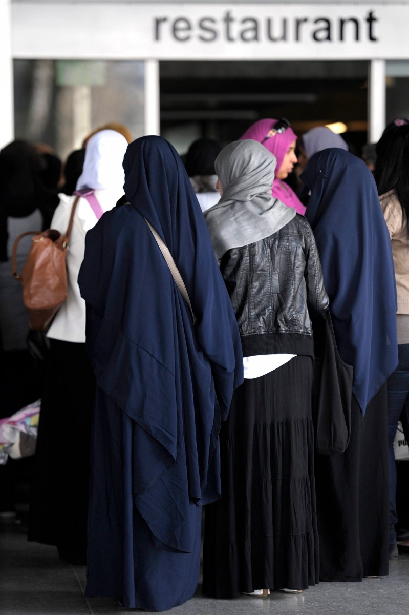 ZUR STANDESINITIATIVE AG FUER EIN NATIONALES VERHUELLUNGSVERBOT IM OEFFENTLICHEN RAUM STELLEN WIR IHNEN AM MITTWOCH, 09. MAERZ 2011, FOLGENDES ARCHIVBILD ZUR VERFUEGUNG ------ Des femmes musulmanes voilees attende d'entrer dans le centre des congres lors de la conference annuelle du Conseil Central Islamique Suisse, CCIS, ce samedi 19 fevrier 2011 au Palais des Congres de Bienne. (KEYSTONE/Laurent Gillieron) SCHWEIZ STAENDERAT STANDESINITIATIVE VERHUELLUNGSVERBOT