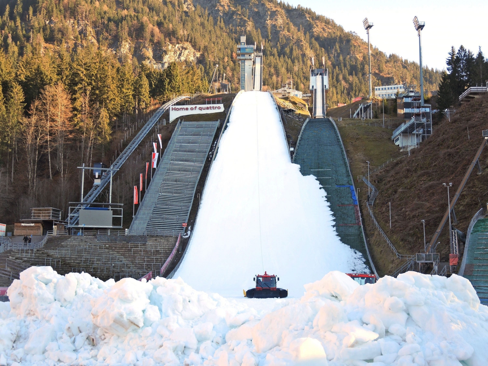 epa05079569 HANDOUT - A†handout by the OK Vierschanzentournee (organising committee of the Four-Hill tournament) shows the snow-covered ski-jumping hill in the Erdinger-Arena, surrounded by the snowless landscape in Oberstdorf, Germany, 22 December 2015. The 64th Four Hills Tournament is due to begin in Oberstdorf on December 28th.  EPA/OK Vierschanzentournee HANDOUT (ATTENTION EDITORS: FOR EDITORIAL USE ONLY IN CONNECTION WITH CURRENT REPORTING / MANDATORY CREDIT: "PHOTO: OK Vierschanzentournee/dpa") HANDOUT EDITORIAL USE ONLY/NO SALES GERMANY SKI JUMPING WORLD CIP
