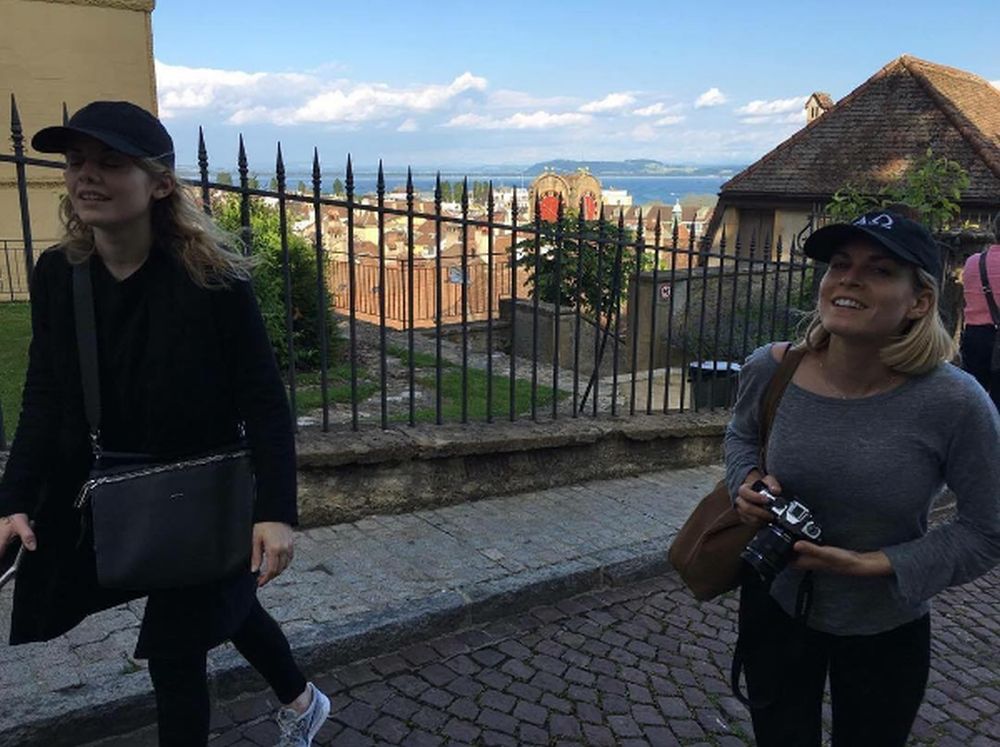 Coeur de Pirate est allée admirer la vue depuis le château de Neuchâtel en compagnie de la musicienne canadienne Amélie Mandeville.