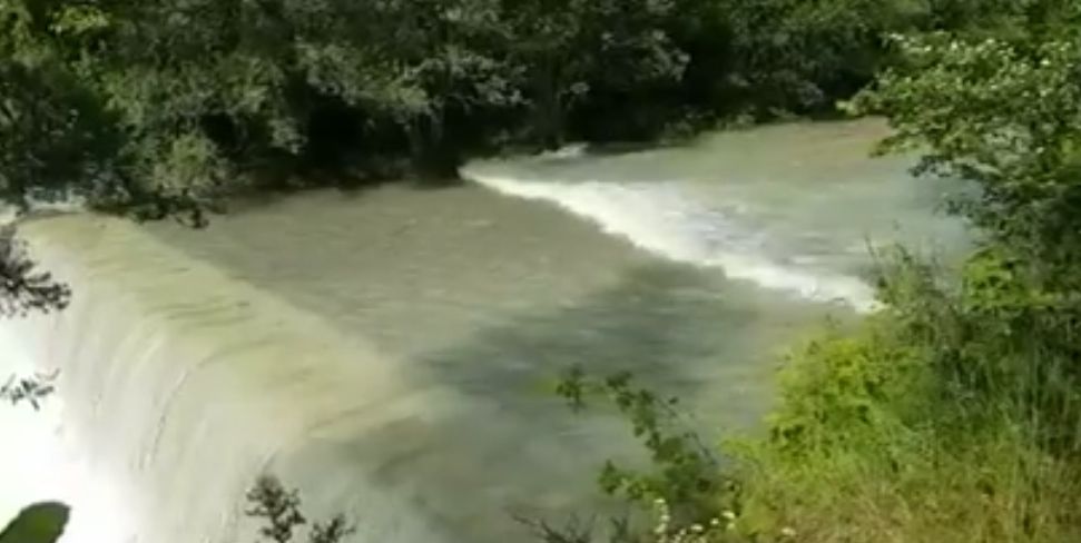 La crue arrive brusquement, charriant des tonnes de débris. Les eaux vertes vont virer au brun.