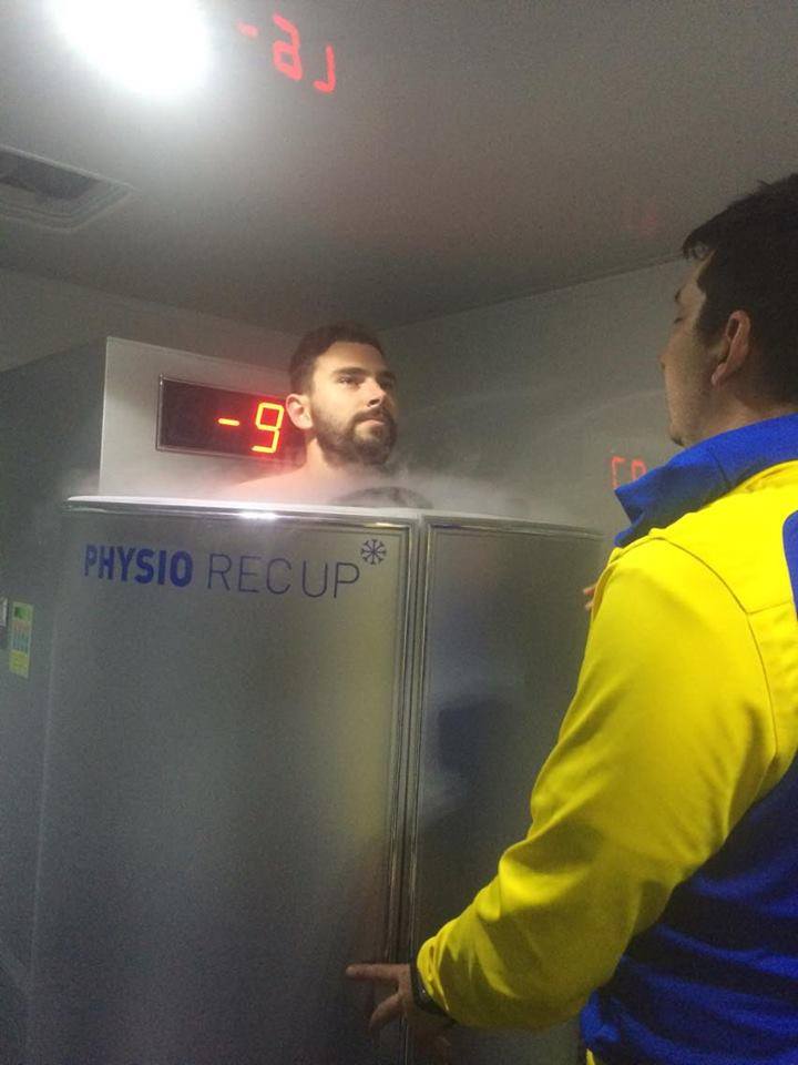 Séance de cryothérapie nocturne pour les joueurs du FCC, ici Pedro de Melo.