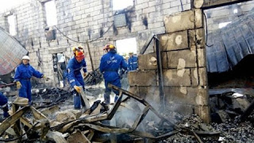 Le feu s'est déclaré à l'aube dans un bâtiment de deux étages, servant de refuge temporaire à des personnes âgées, dans le village de Litochki.