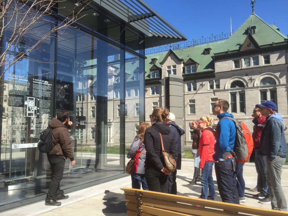 L'horloge Richard Mille est admirée par de nombreux touristes à Québec. 