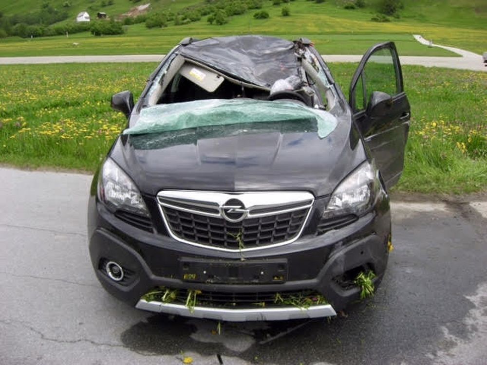 Le conducteur, un Valaisan de 46 ans, a été héliporté à l'Hôpital de l'Ile à Berne.
