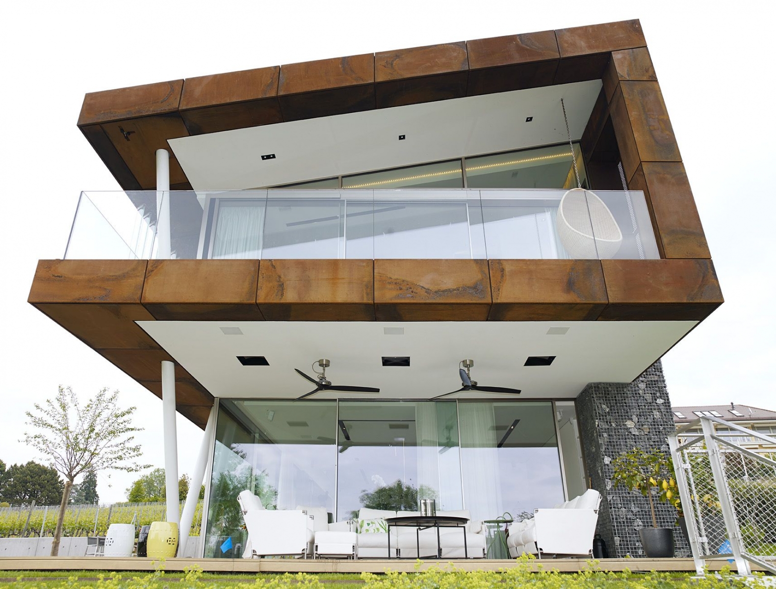 Cette villa au design ultramoderne est bardée de technologies contrôlables avec un smartphone.