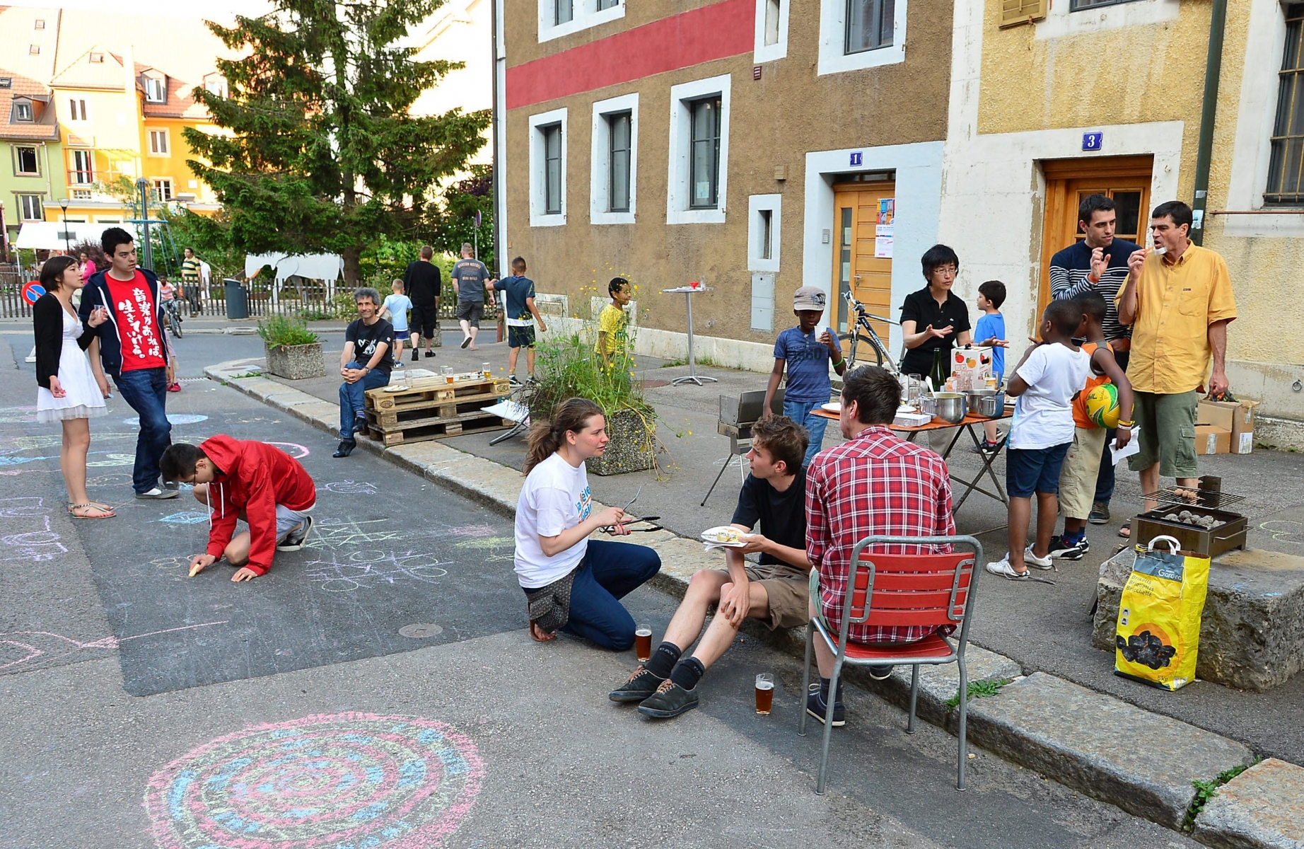 La Fête des voisins, ici à la rue de la Serre à La Chaux-de-Fonds en 2014, offre l'occasion de partager un bon moment avec les habitants de son immeuble.