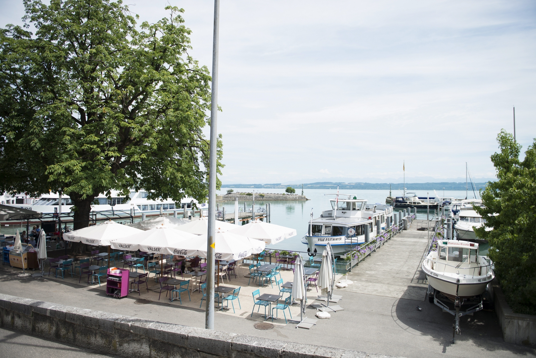 Le débarcadère du port de Neuchâtel avec des bateaux de La Navigation.