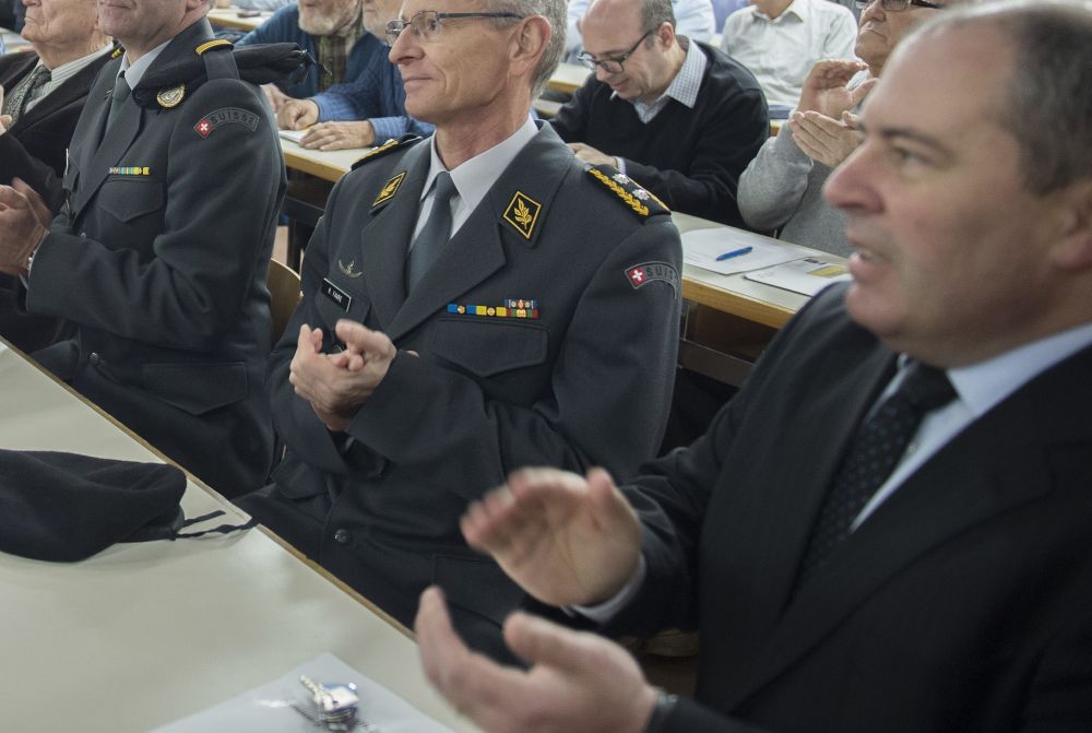 Jacques Magnin, ici au premier rang lors de la 19e assemblée générale de la Societé neuchateloise de tir sportif SNTS, quittera ses fonctions de chef de service cet automne.