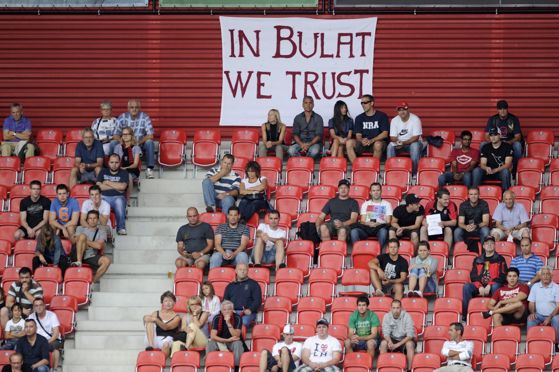 Malgré les critiques qui s'abattaient a rythme soutenu sur Bulat Chagaev, un quarteron de supporters continuait de soutenir l'homme d'affaires tchétchène dans les premiers temps de sa présidence.