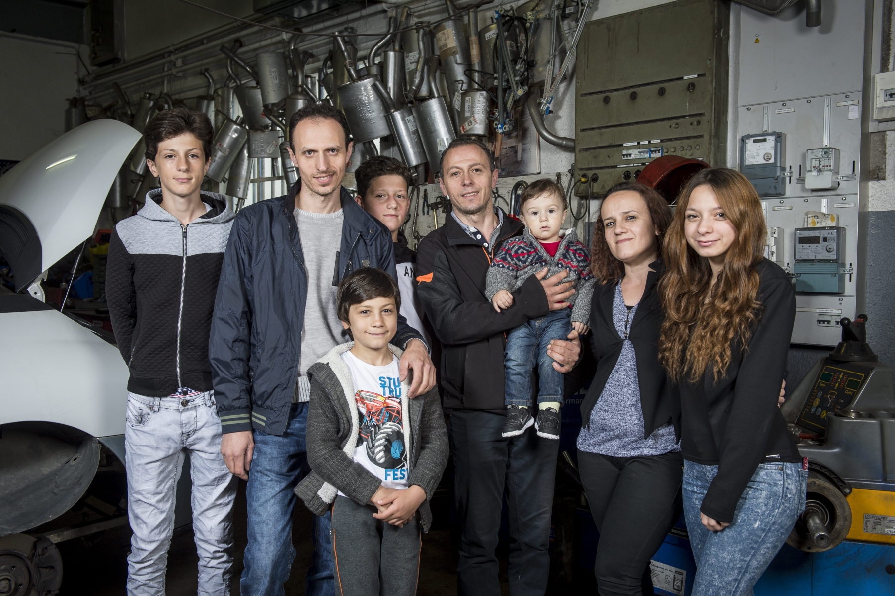 Besnik Fetahu (deuxième depuis la gauche) pourra rester en Suisse jusqu'à fin décembre et sera donc présent pour assister à la naissance de son enfant. Ici entouré de sa famille à La Chaux-de-Fonds. 