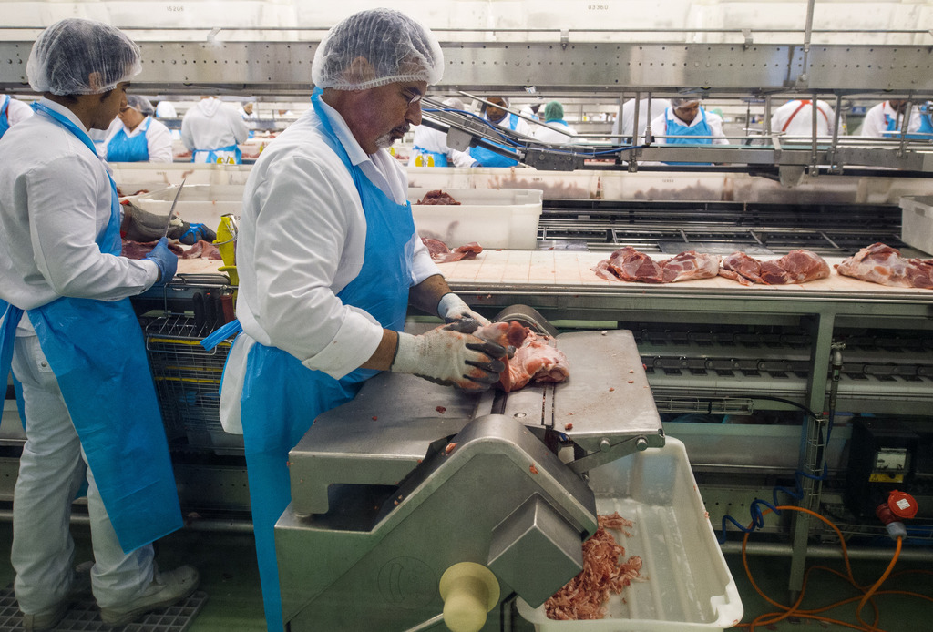 Une trentaines de personnes ont procédé à un sit-in devant l'abattoir de Micarna (FR).