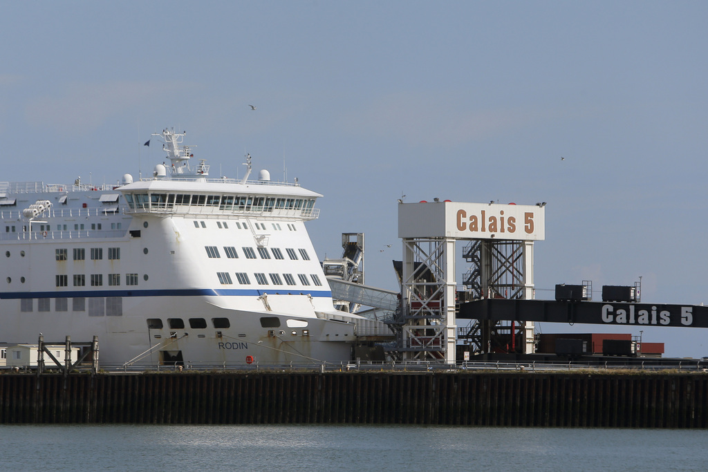 Des migrants ont été signalés en train de nager dans le port de Calais pour tenter de gagner les quais d'embarquements.