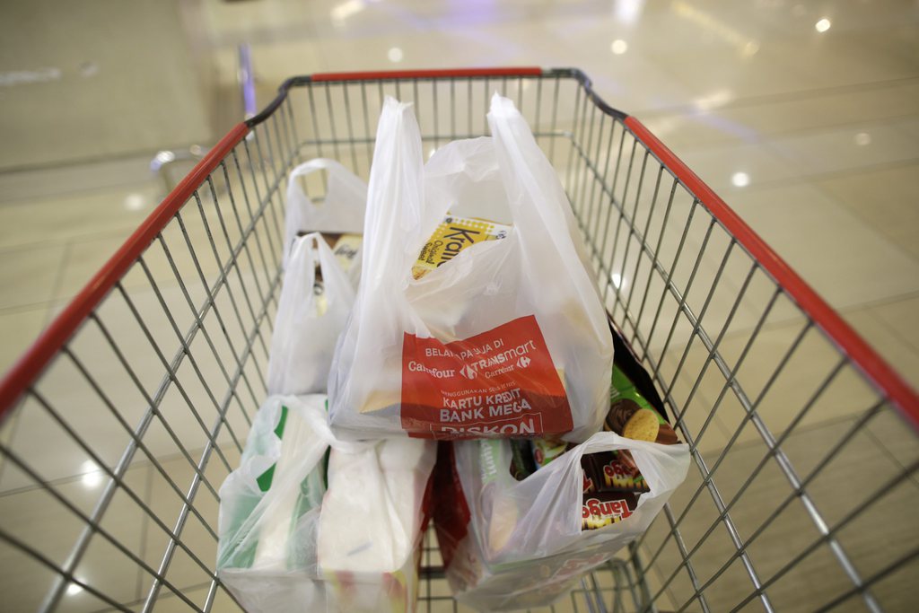 Il n'y aura plus de sacs plastiques fins distribués dans les commerces français (illustration).