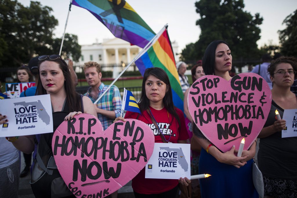 A la haine, des membres et sympathisants LGTB opposent la paix et demandent la fin de la violence armée et de l’homophobie.