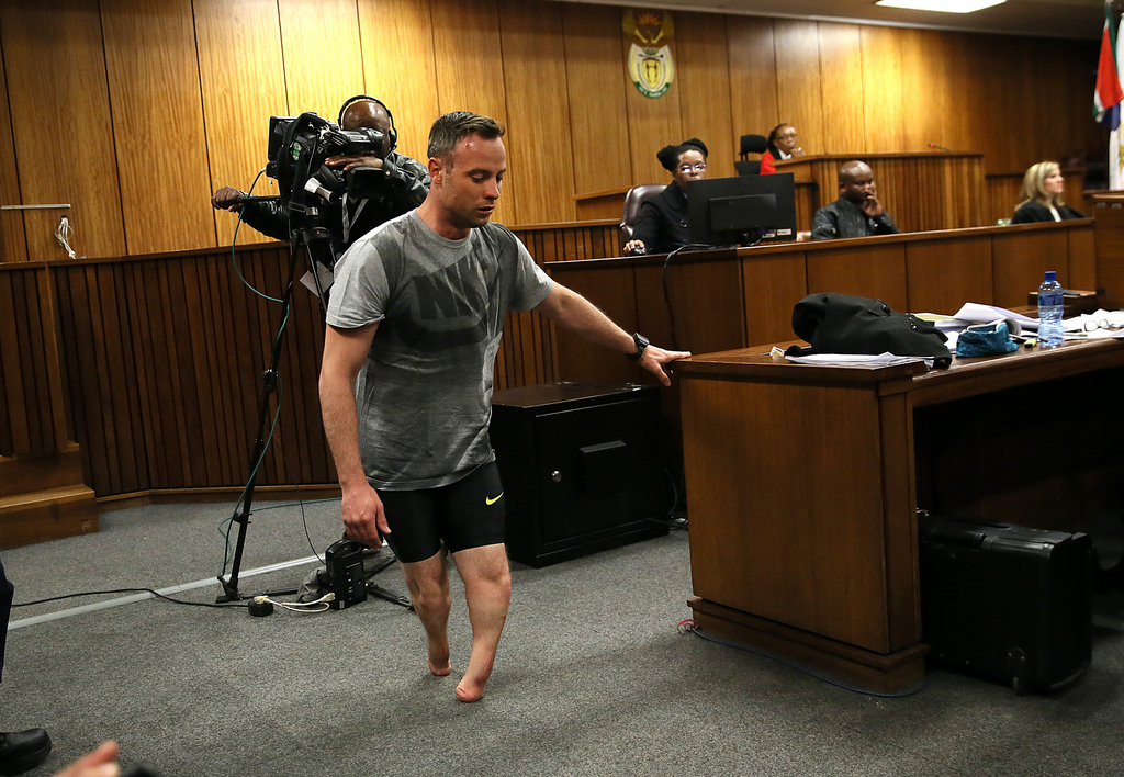 Vêtu d'un short de cycliste et d'un t-shirt, Oscar Pistorius s'est levé, a quitté ses prothèses avant de faire un fébrile aller-retour, sur ses moignons, devant la salle pleine à craquer du tribunal de Pretoria.