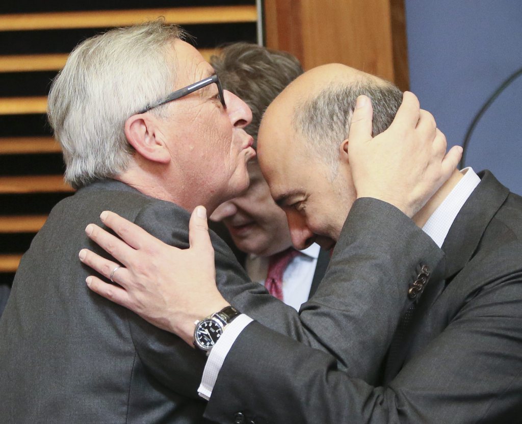 Jean-Claude Juncker embrasse le front de Pierre Moscovici, commissaire européen aux affaires économiques. 