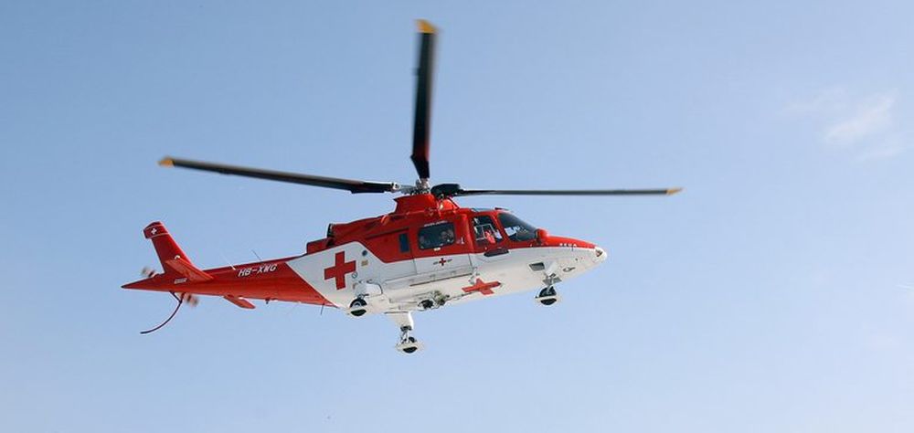 Un hélicoptère de la Rega a pris en charge la piétonne gravement blessée.