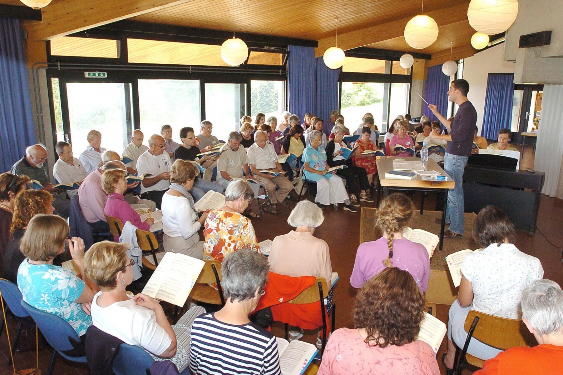 La semaine de chant choral au Louverain



Le Louverain, le 11 aout 2005

Photo: Richard Leuenberger



 LE LOUVERAIN