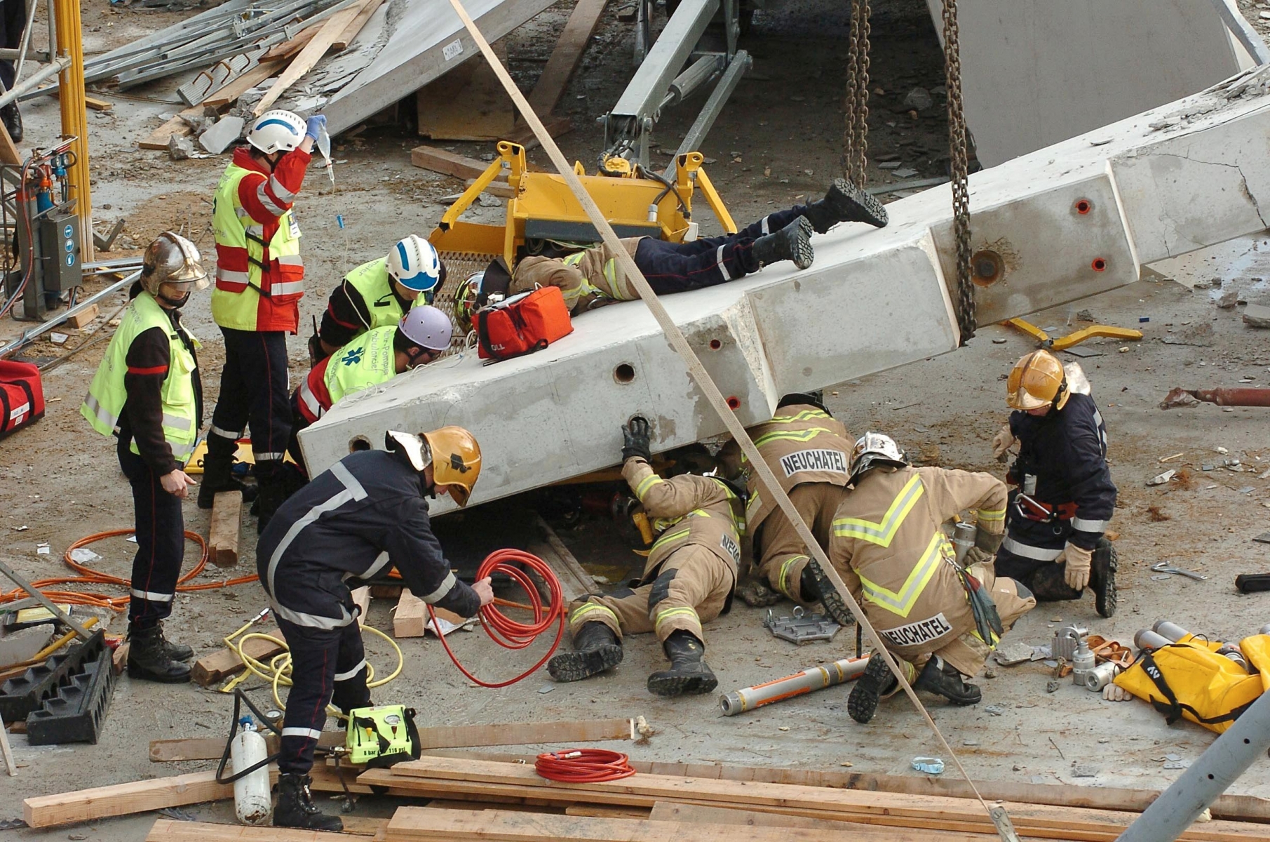Accident au chantier de la Maladiere. Des elements en beton s'ecroulent



Neuchatel, le 6 decembre 2005

Photo: Richard Leuenberger



 CHANTIER DE LA MALADIER