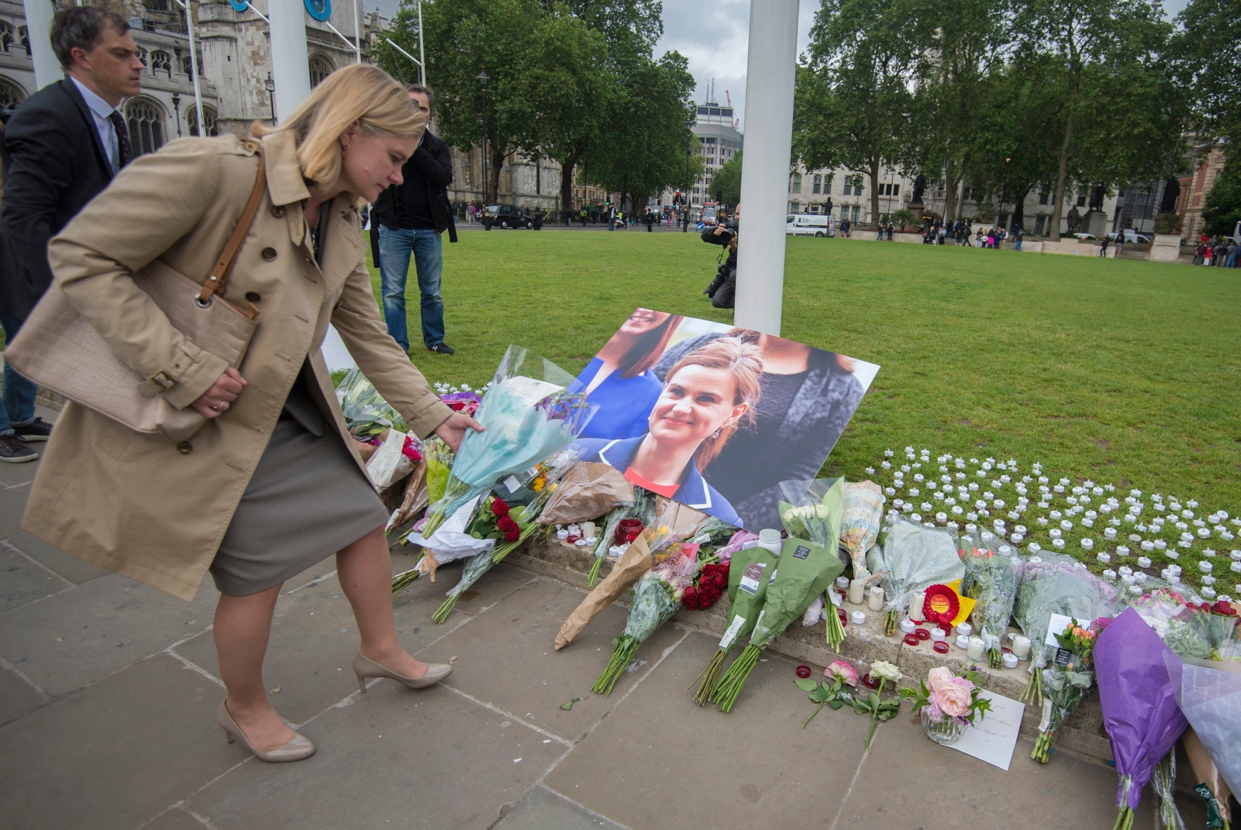 epa05371760 British Secretary of State for International Development Justine Greening lays flowers in memory of British MP Jo Cox in Parliament Square, London, Britain, 17 June 2016. Labour MP Jo Cox was reported dead at the hospital in Leeds after being shot and critically injured in Birstall on 16 June. Cox was airlfted from the attack scene to a hospital in Leeds where she later died. Cox had in recent weeks campaigned for the Remain camp. Britons will vote on whether or not they want remain in the EU on 23 June.  EPA/HANNAH MCKAY BRITAIN CRIME COX MURDER REACTIONS