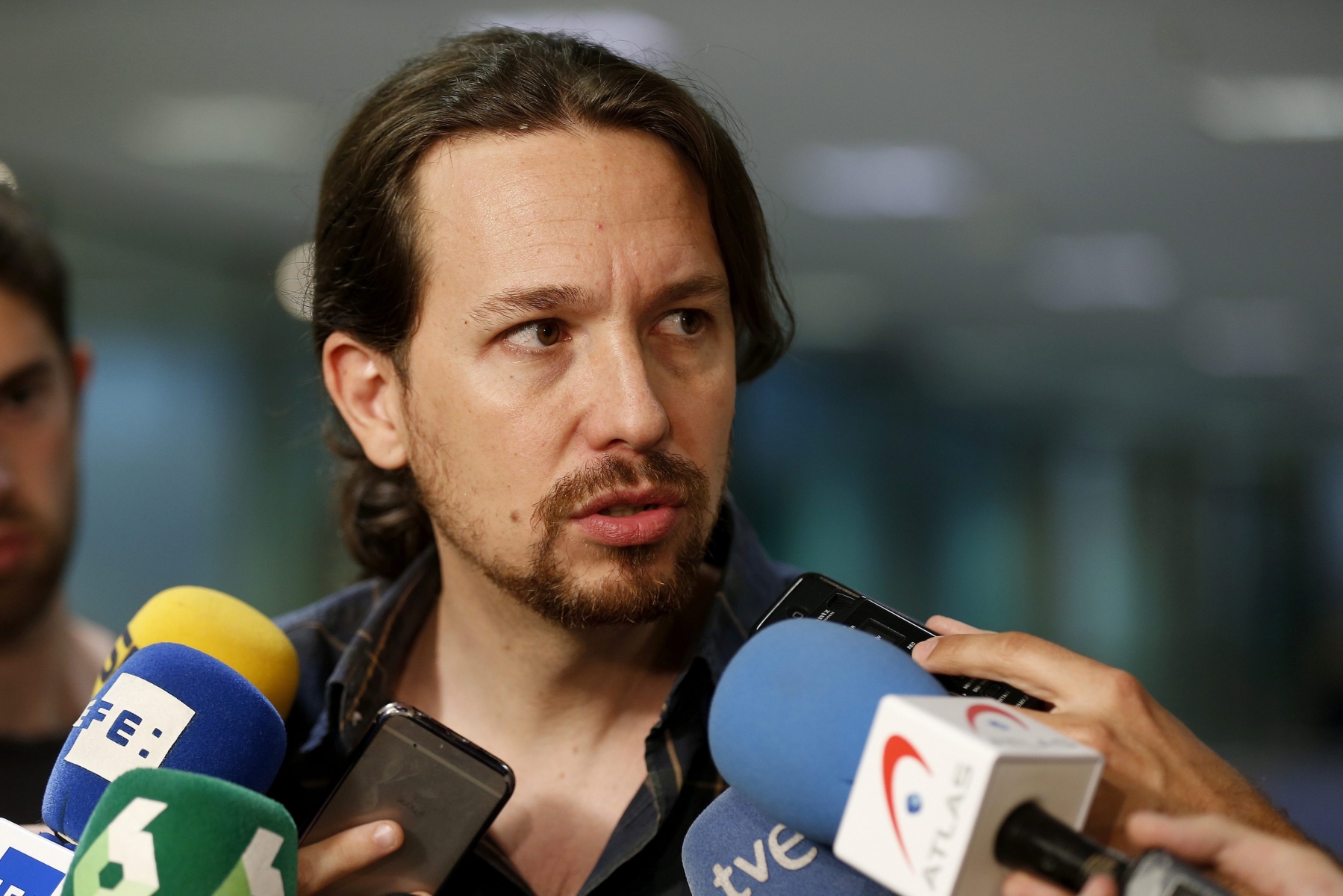 epa05386002 Leader of Spain's Podemos ('We Can') party, Pablo Iglesias, makes a statement at the Lower House in Madrid, Spain, 23 June 2016, about the leak of several tapes of a conversation between Interior Minister, Jorge Fernandez Diaz, and Catalonian Anti-Fraud Office's Director, Daniel de Alfonso, in which the minister demanded any type of scandal on the Republican Left of Catalonia (ERC) and Democratic Convergence of Catalonia (CDC), both pro-independence Catalonian political parties. Iglesias has demanded the resignation of the interior minister.  EPA/PACO CAMPOS SPAIN POLITICS ELECTIONS