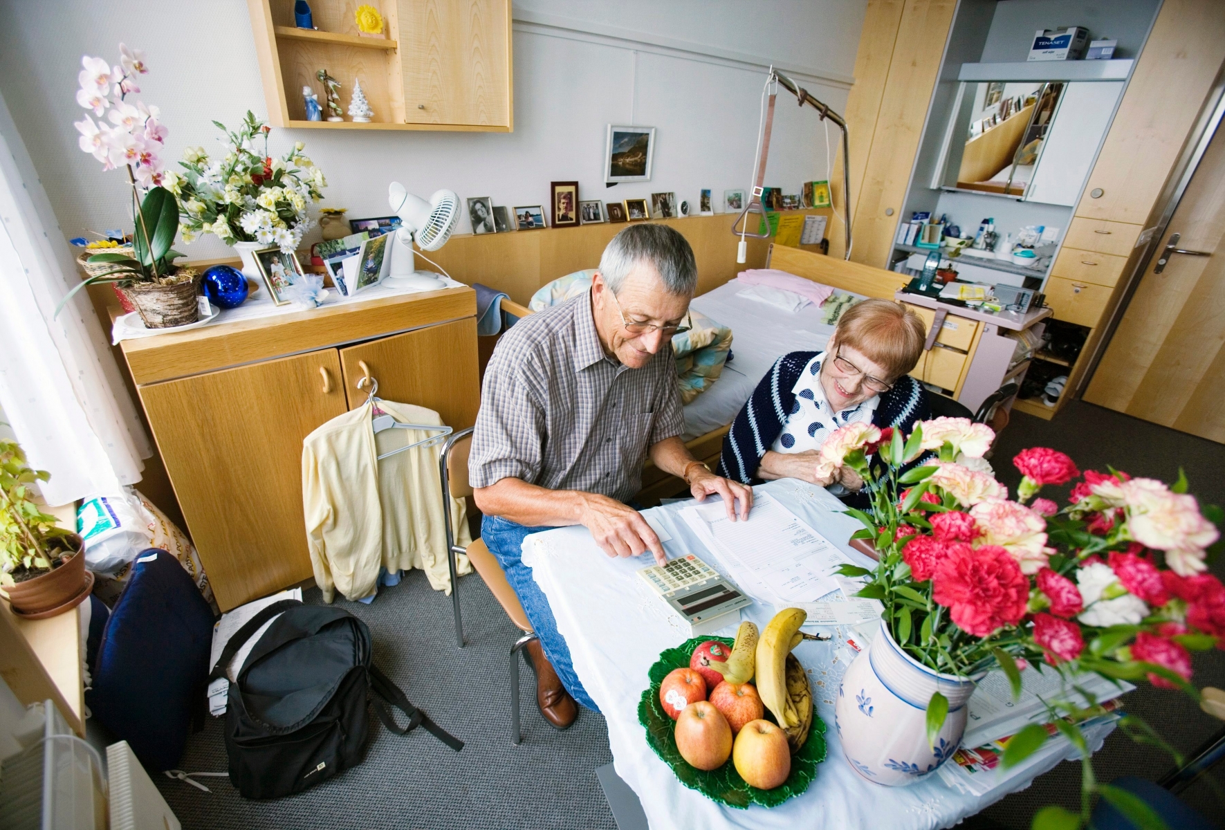 Treuhaender Hugo Ganz von der Stiftung Pro Senectute unterstuetzt am 3. August 2005 Doris Boeschenstein, die in einem Seniorenheim in Zuerich lebt, beim Erledigen ihrer Rechnungen. Der Treuhanddienst ist fuer Senioren, die nicht mehr selber auf die Post oder Bank gehen koennen. (KEYSTONE/Gaetan Bally)  === ,  === SCHWEIZ PRO SENECTUTE