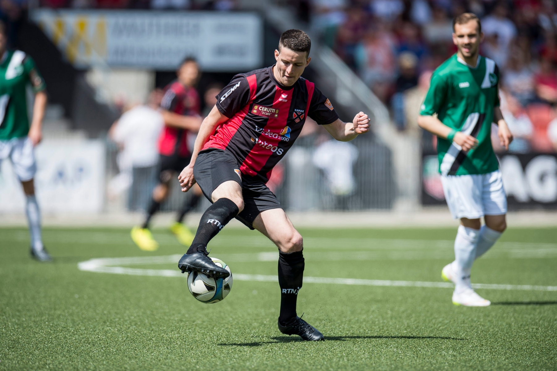 Le Neuchâtelois avec le maillot rouge et noir.