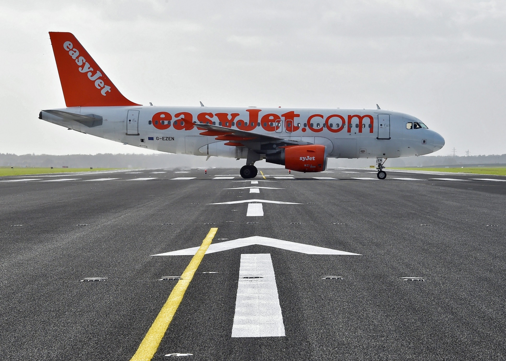 epa05297689 (FILE) A file photo dated 23 October 2015 showing an Airbus A319 of Easyjet crossing the redeveloped northern runway as it taxies to the start on the southern runway of the airfield at Schoenfeld airport in Berlin, Germany. Easyjet reported their half-year results on 10 May 2016, saying total revenue ..increased to 1,771 million pound, a change of +0.3 per cent. Number of passengers grew to 31 million, driven by disciplined capacity growth with stable ..load factor.  EPA/BERND SETTNIK FILE GERMANY ECONOMY EASYJET