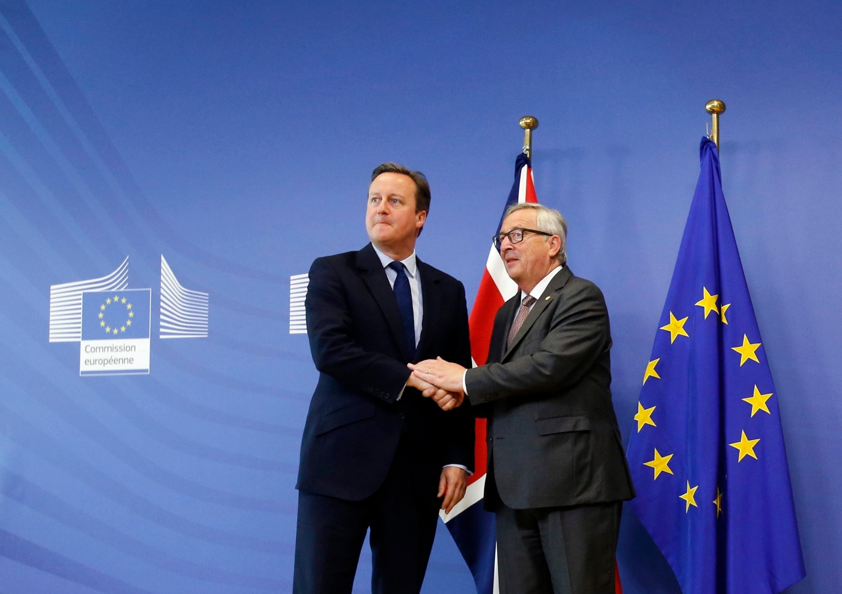 epa05395871 British Prime Minister David Cameron (L) is welcomed by European Commission President Jean-Claude Juncker (R) prior to a meeting in Brussels, Belgium, 28 June 2016. EU leaders meet in Brussels on 28 June for the first time since the British referendum, in which 51.9 percent voted to leave the European Union (EU).  EPA/OLIVIER HOSLET BRUSSELS EUROPEAN COUNCIL MEETING BRITAIN BREXIT