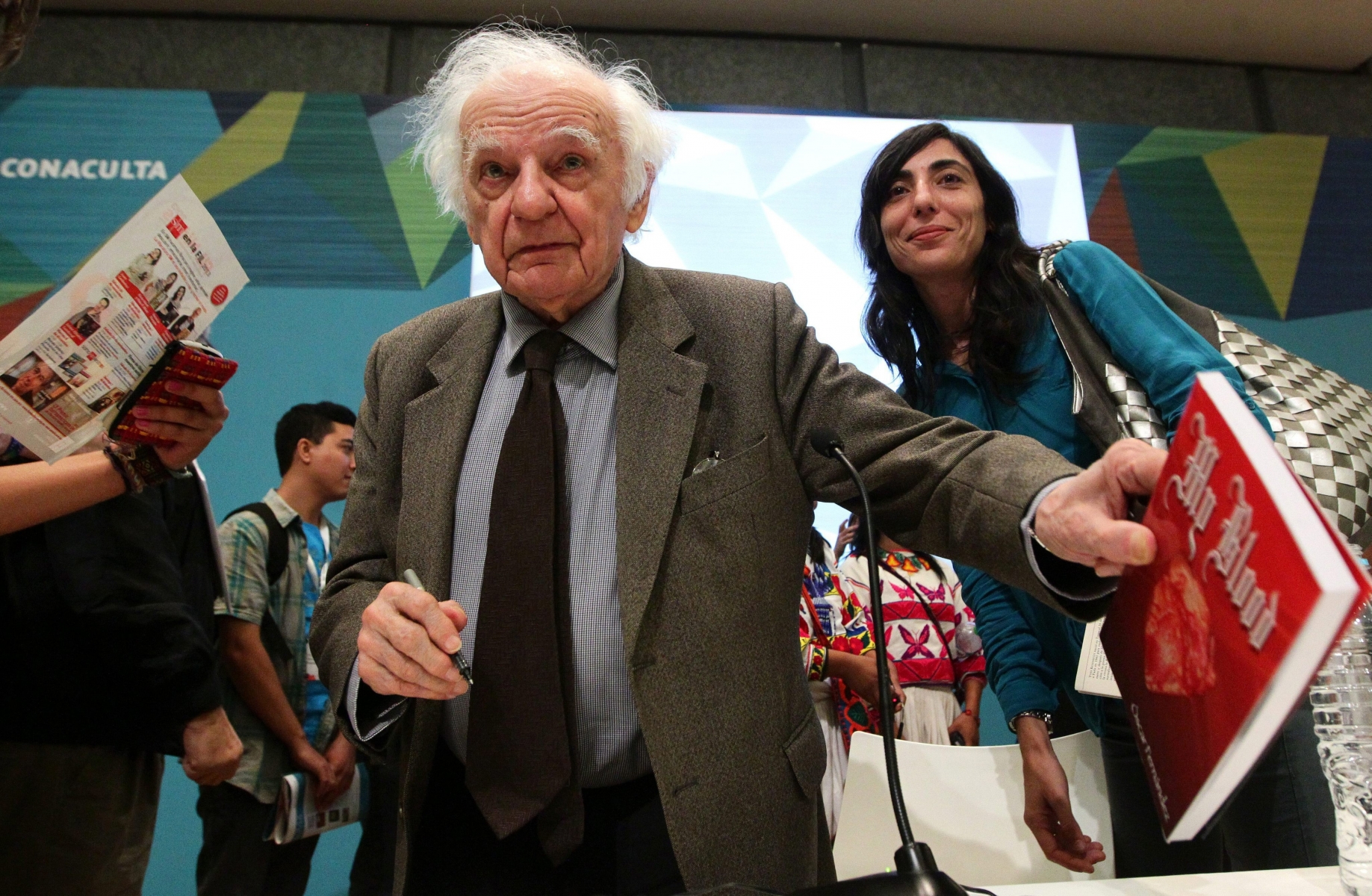 epa05402744 (FILE) A file picture dated 02 December 2013 shows French poet and essayist Yves Bonnefoy (C) during the 'One thousand young people with Yves Bonnefoy' conference at the 27th International Guadalajara Book Fair in Guadalajara, Jalisco State, Mexico. According to French media, French poet and essayist Yves Bonnefoy died in Paris, France, at the age of 93 on 01 July 2016.  EPA/ULISES RUIZ BASURTO FILE MEXICO LITERATURE YVES BONNEFOY OBIT