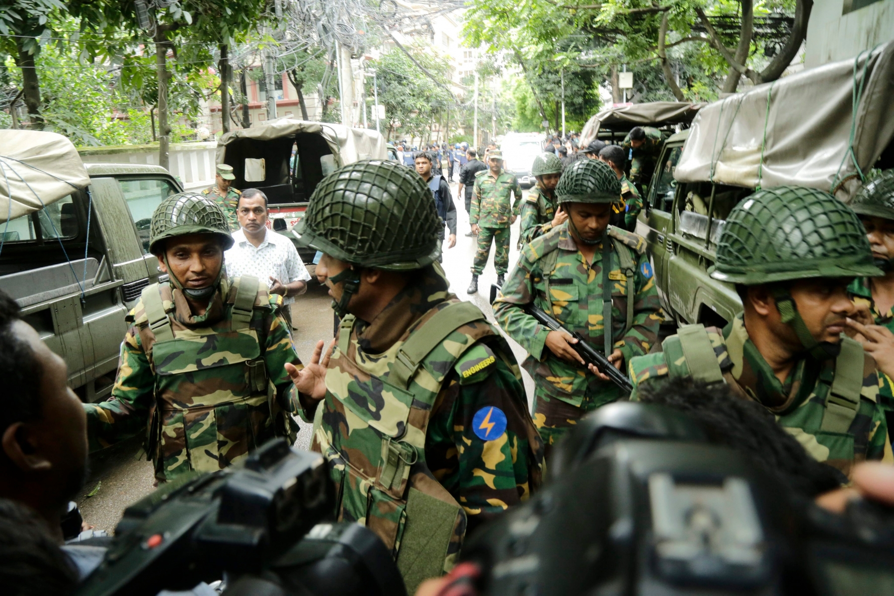 epa05402810 Army soldiers in the street close to the Holey Artisan Bakery in Dhaka, Bangladesh 02 July 2016. Six gunmen have been shot and killed during an operation to end a hostage situation by military commandos, while two policemen were killed by the gunmen earlier and more than 20 people were injured.  EPA/STRINGER BANGLADESH HOSTAGE SITUATION CLEARED