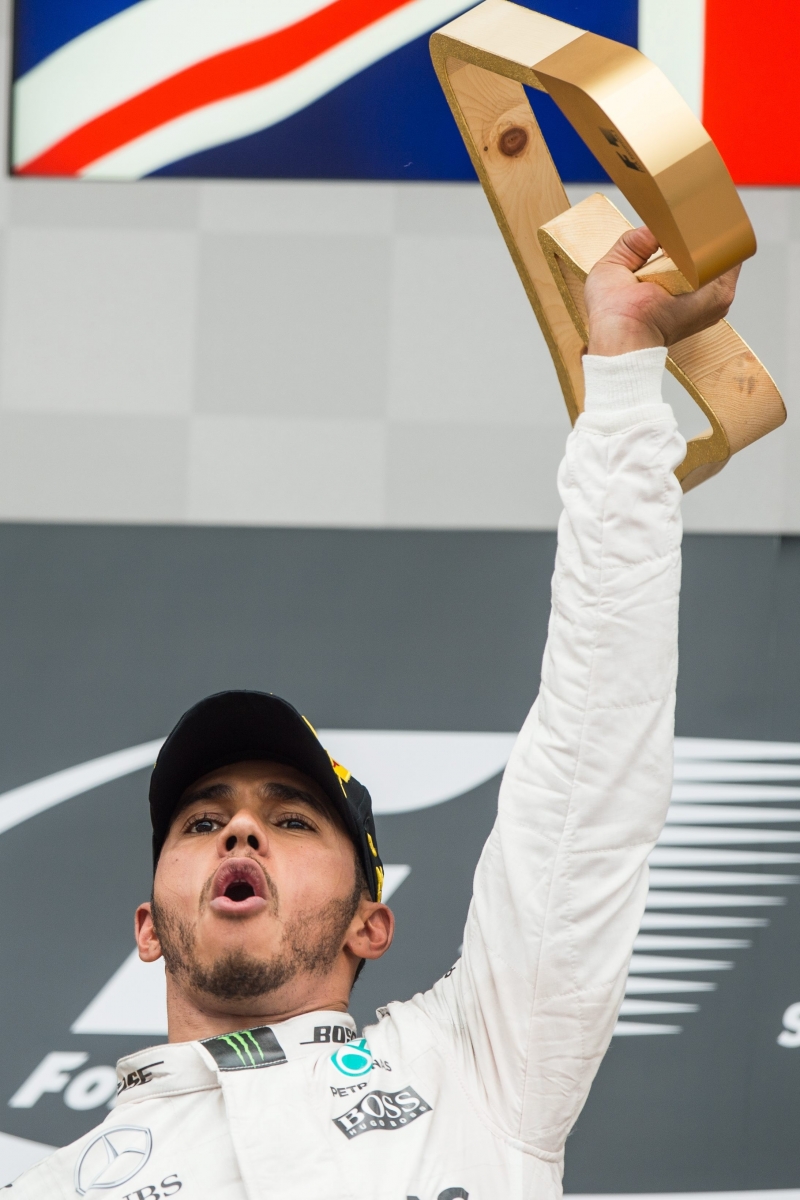 epa05405513 British Formula One driver Lewis Hamilton of Mercedes AMG GP celebrates winning on the podium after the 2016 Formula One Grand Prix of Austria in Spielberg, Austria, 03 July 2016.  EPA/CHRISTIAN BRUNA AUSTRIA FORMULA ONE GRAND PRIX