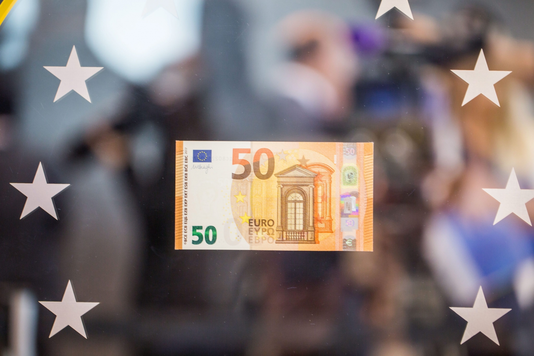 epa05408915 The new 50 Euro bank note can be seen after its presentation at the headquarters of the European Central Bank (ECB),†in Frankfurt/Main, Germany, 05 July 2016.  EPA/FRANK RUMPENHORST