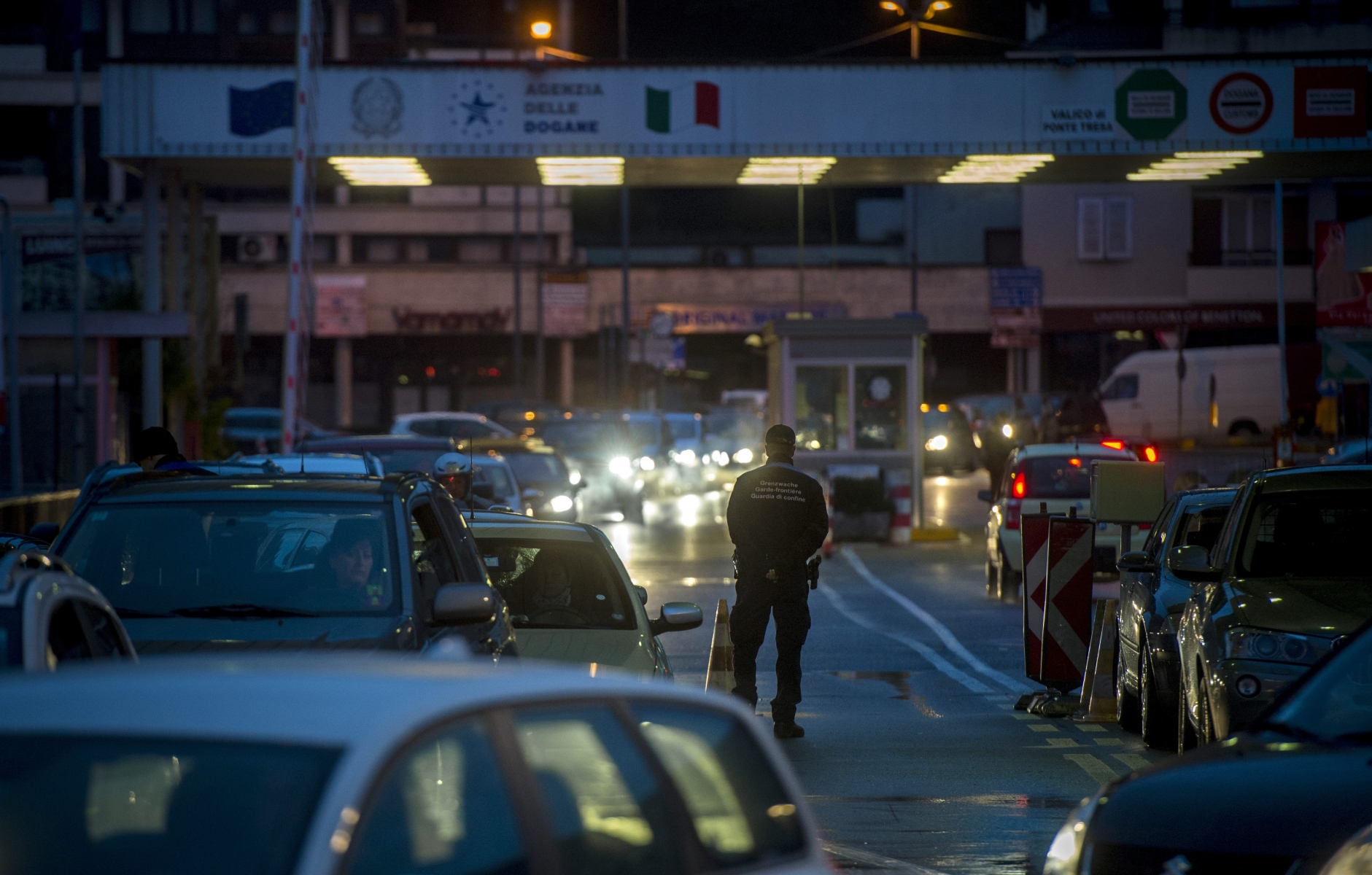 Fahrzeuge mit italienischen Kennzeichen stauen sich am Dienstag abend, 4. Februar 2014, auf ihrem Weg in die Schweiz vor dem Grenzuebergang in Ponte Tresa TI. (KEYSTONE/Ti-Press/Gabriele Putzu) SCHWEIZ GRENZVERKEHR TESSIN