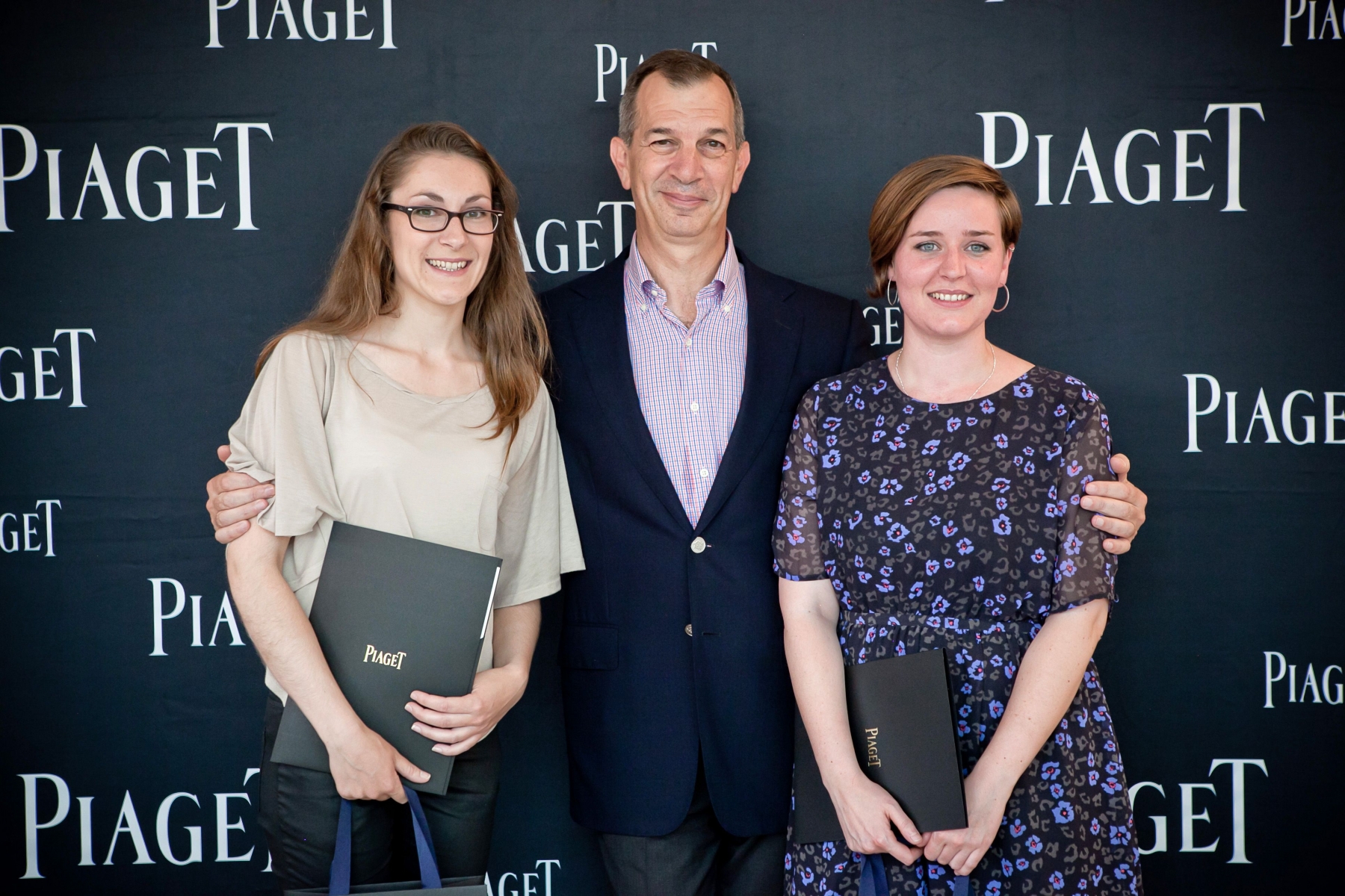 Vitalie Van Impe, ici à droite, s'est vue remettre le Prix du Meilleur Designer. Elle est ici accompagnée de Philippe Léopold-Metzger, directeur général de la Maison Piaget et de Deborah Vernaz Franchy, Lauréate du Prix Joaillier.