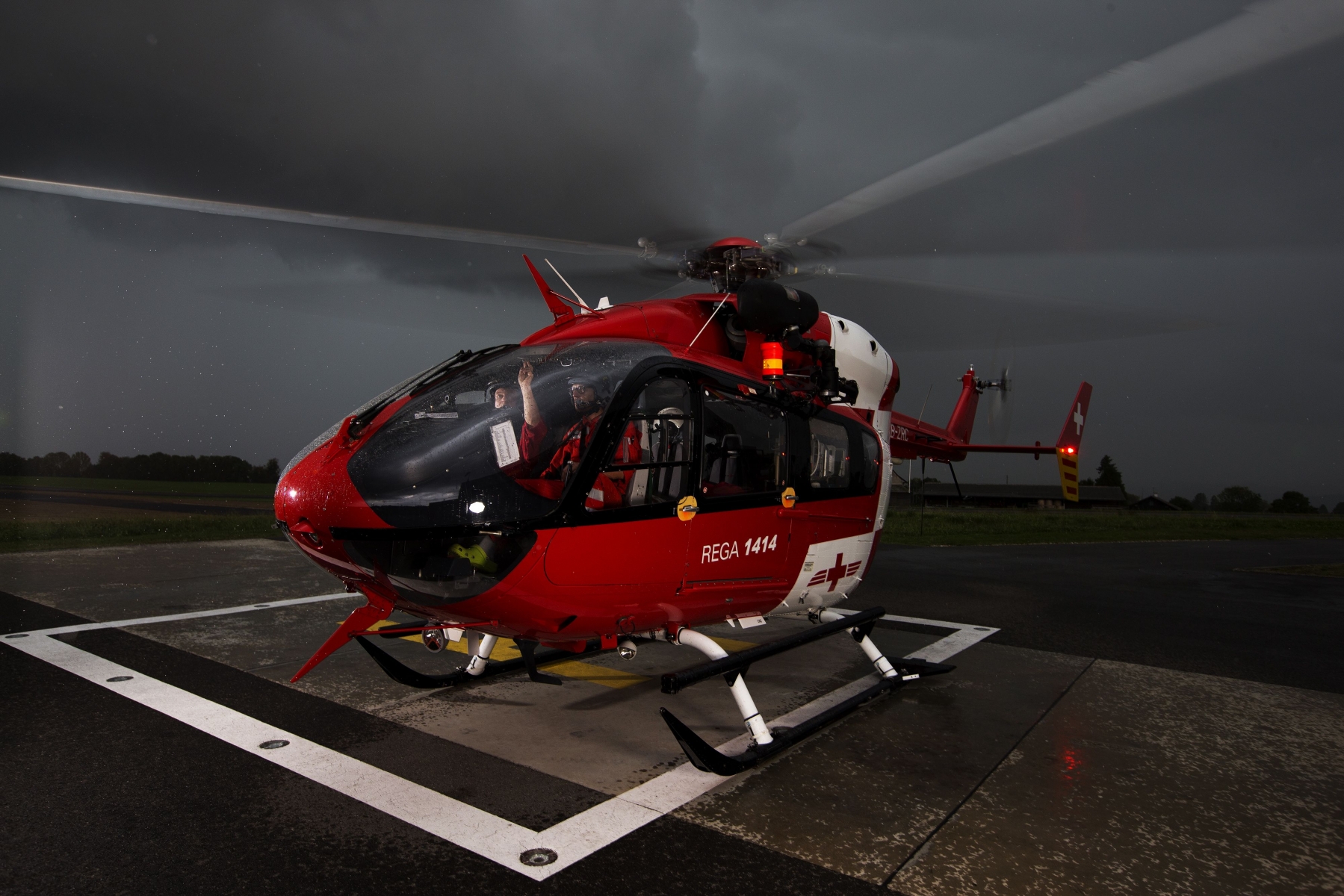 La Rega a transporté un patient de nuit à l’Hôpital de l’Île à
Berne malgré une mauvaise visibilité.