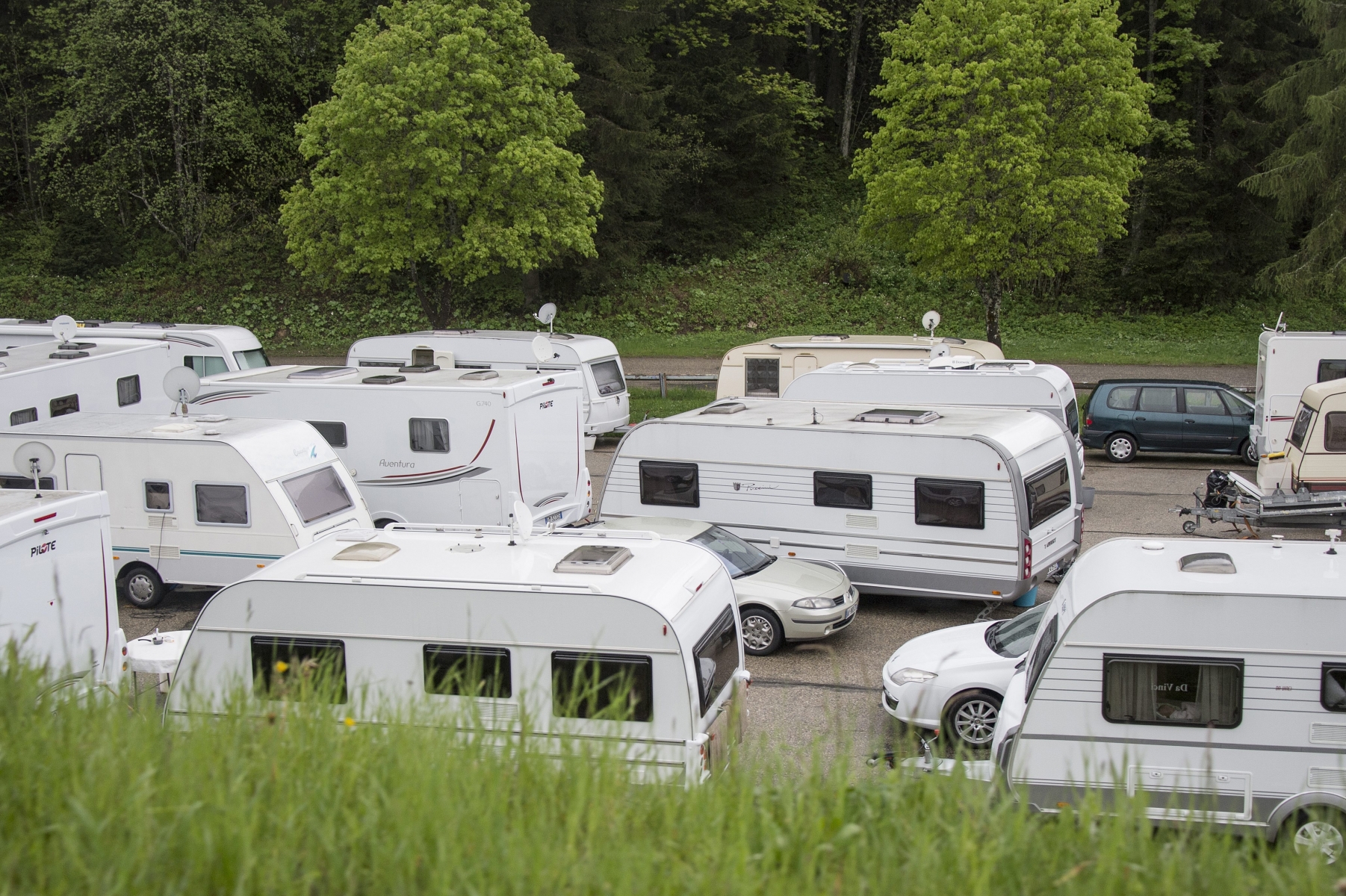 La loi neuchâteloise sur le stationnement des communautés nomades est combattue au Tribunal fédéral.