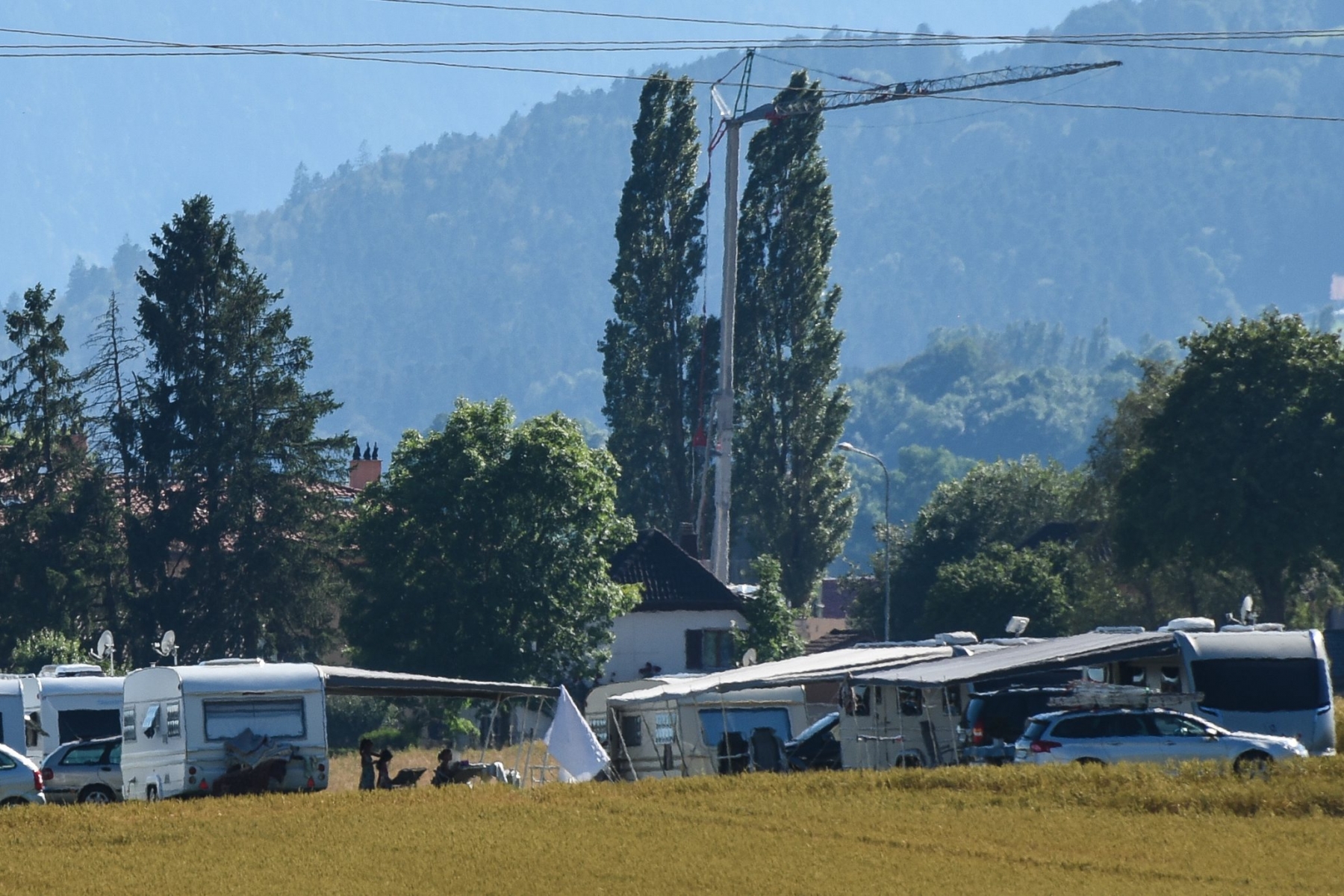 Les caravanes installées entre Fontaines et Chézard-Saint-Martin.