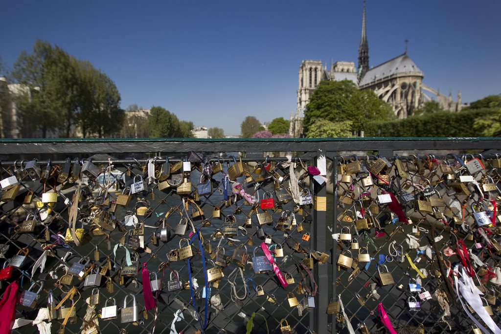 Ces cadenas devraient bientôt disparaître des ponts de Paris, comme ici sur le Pont de l'Archevêque près de la cathédrale Notre-Dame.