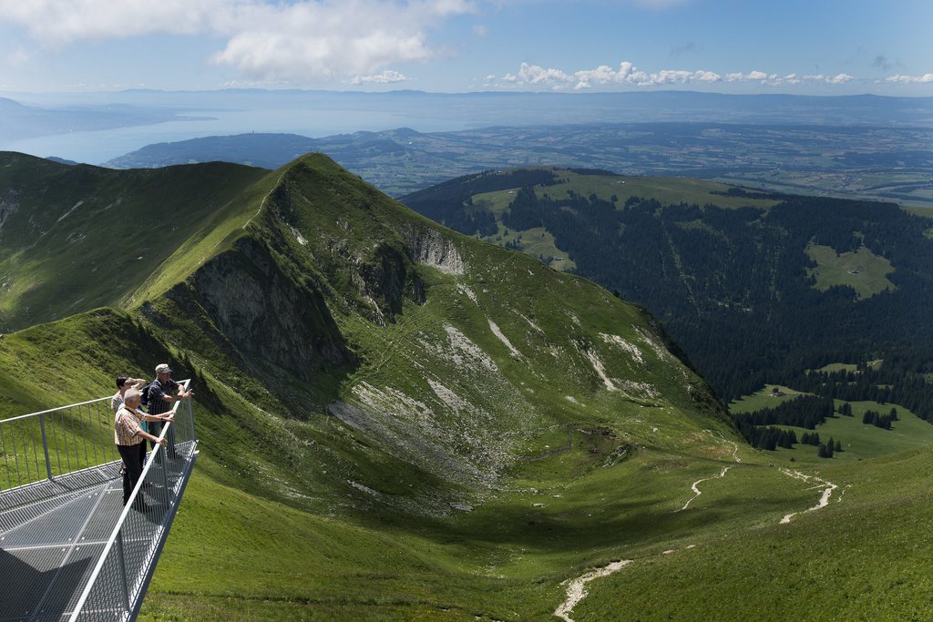 Par beau temps, le Moléson attire de nombreux randonneurs et autres adeptes du parapente.