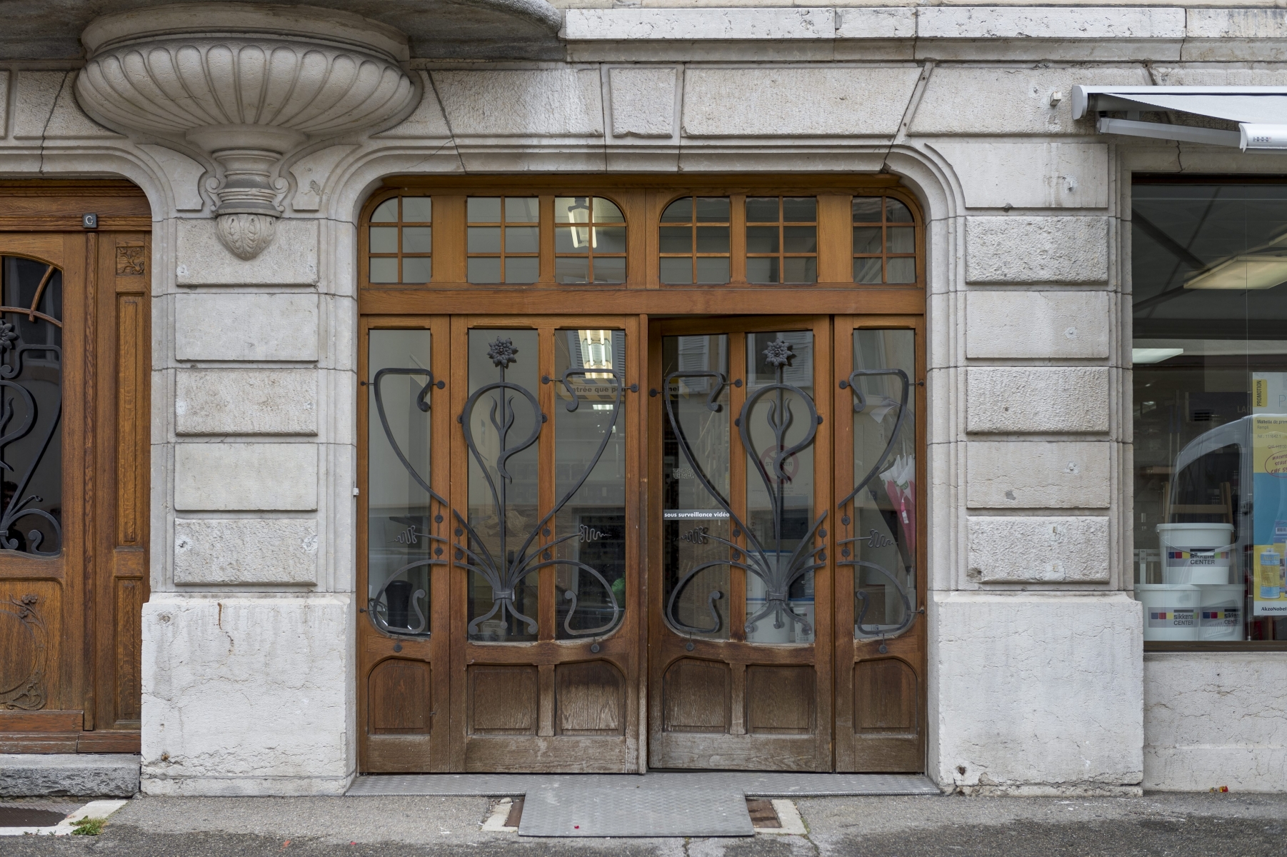 L'Art nouveau implique tous les éléments de l'architecture. Ici les boiseries et les ferronneries, dans un bâtiment érigé en 1904.